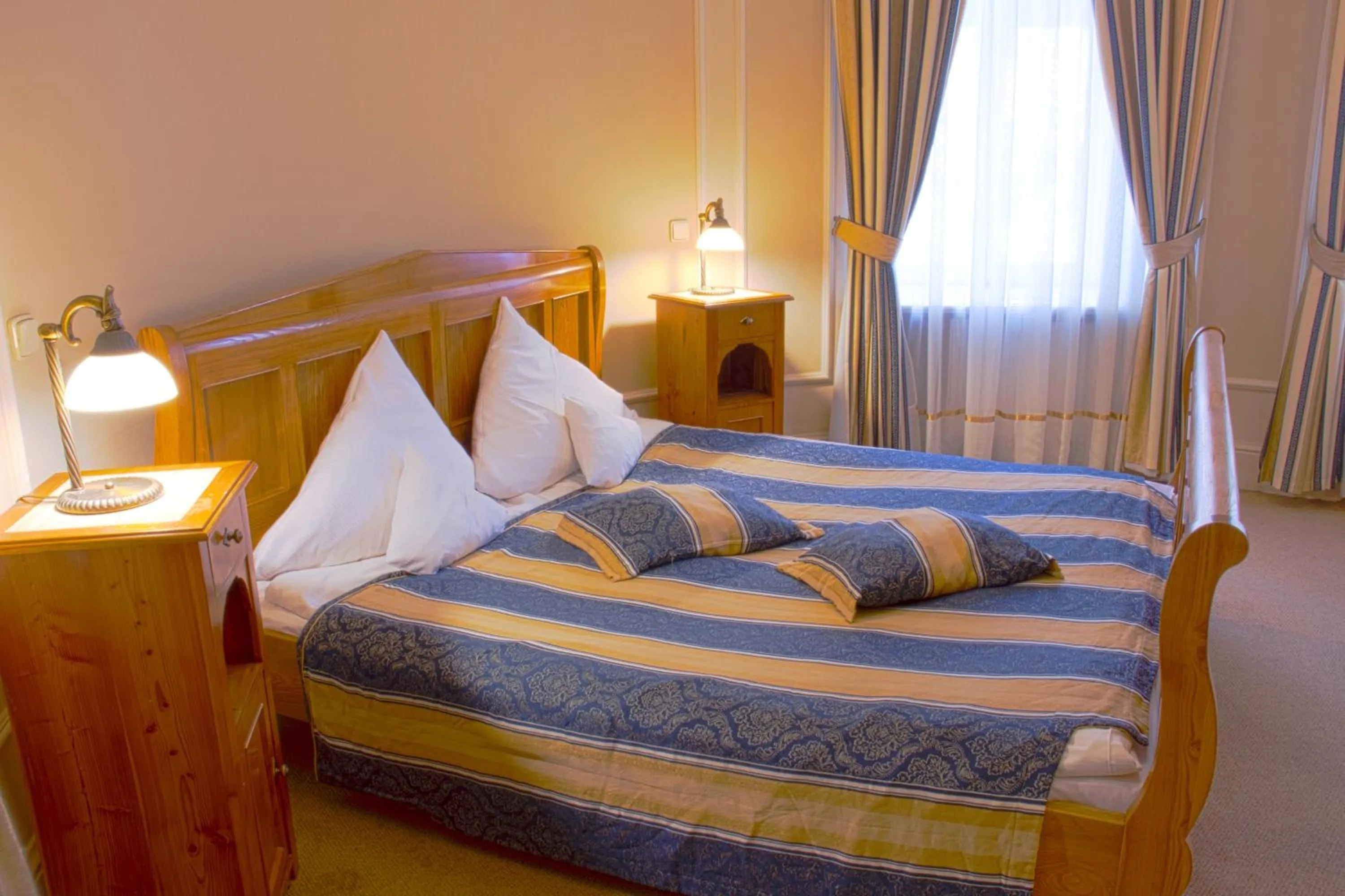 Photo of the whole room, Bed in Pałac Paulinum