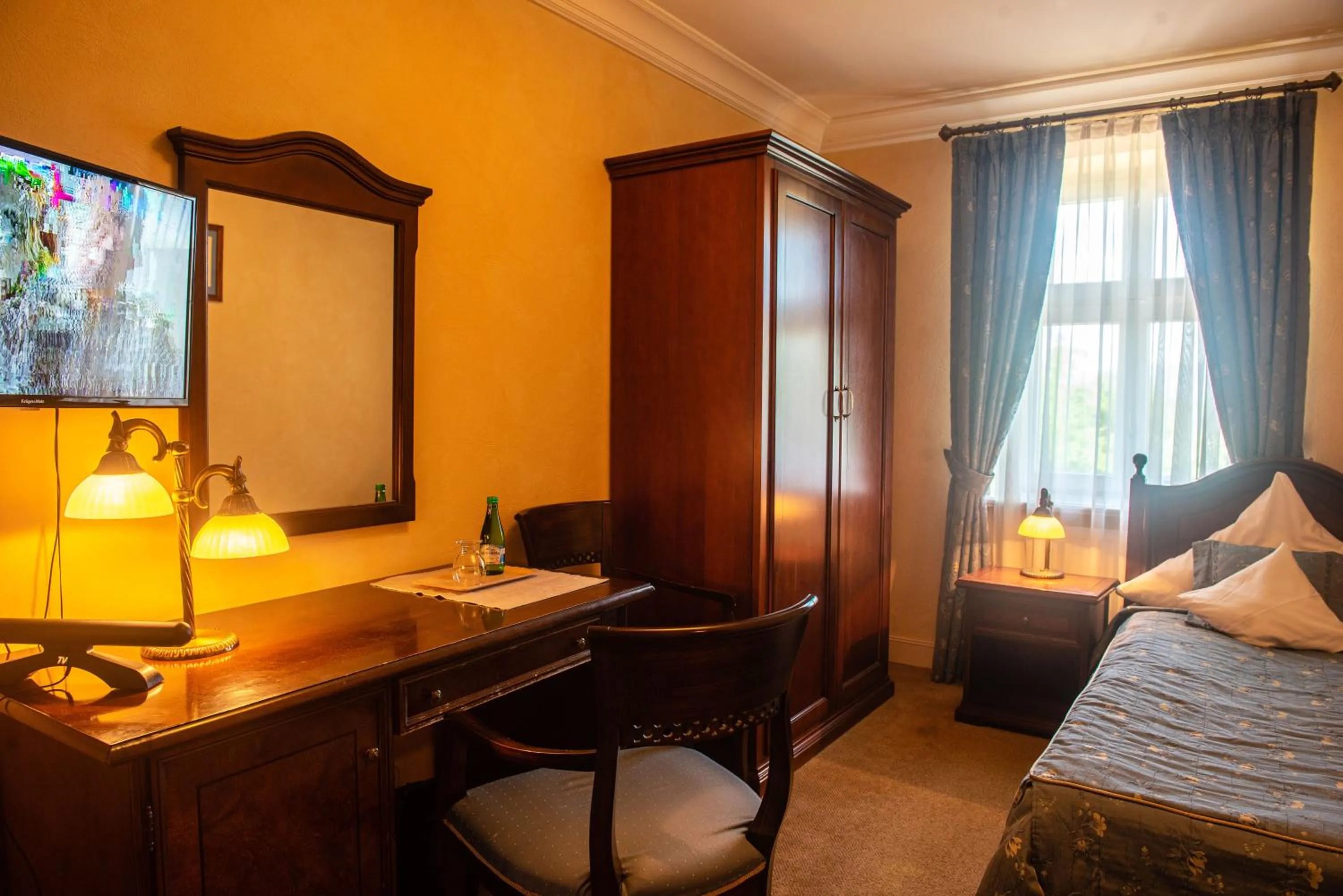 Photo of the whole room, Bed in Pałac Paulinum