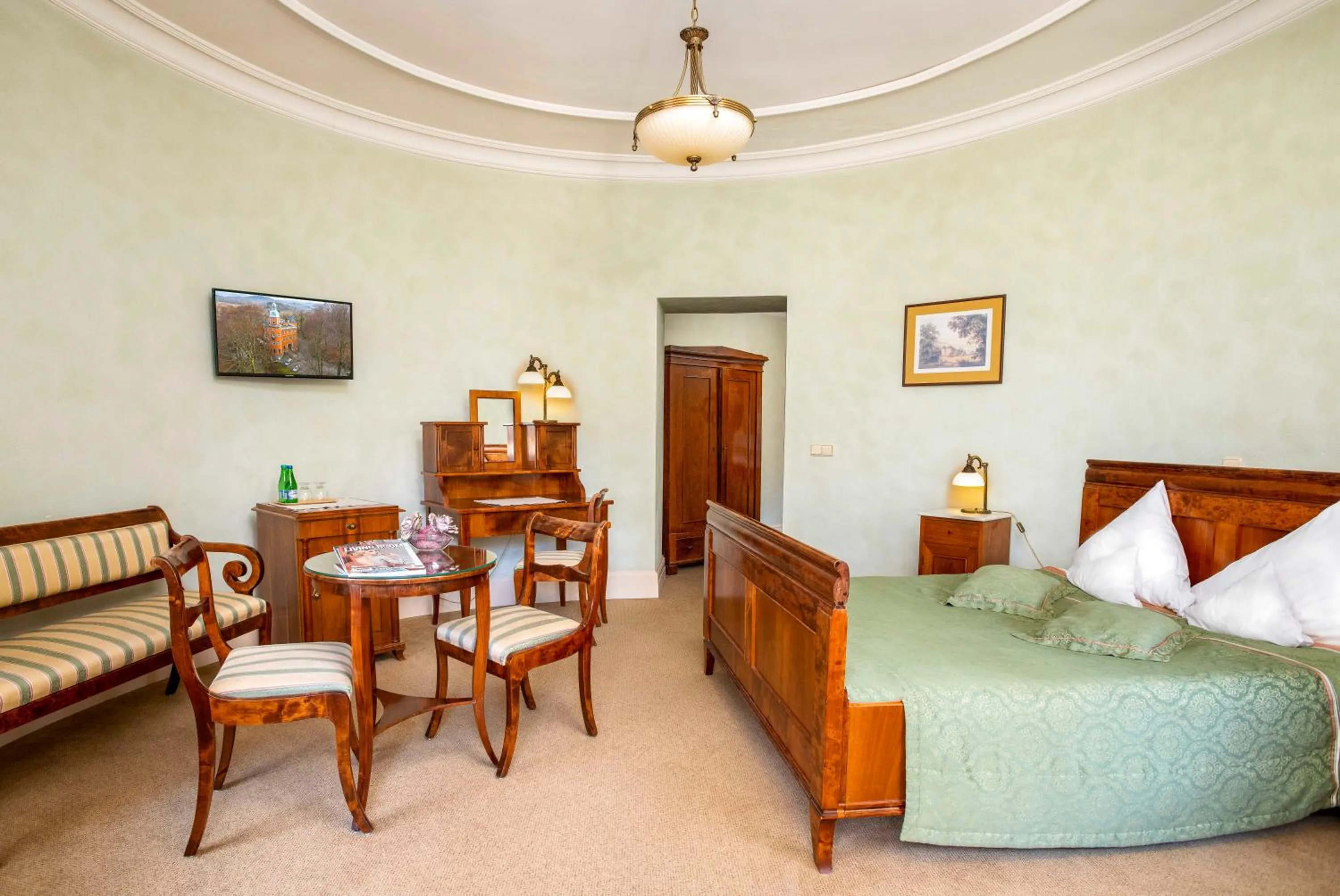 Photo of the whole room, Bed in Pałac Paulinum