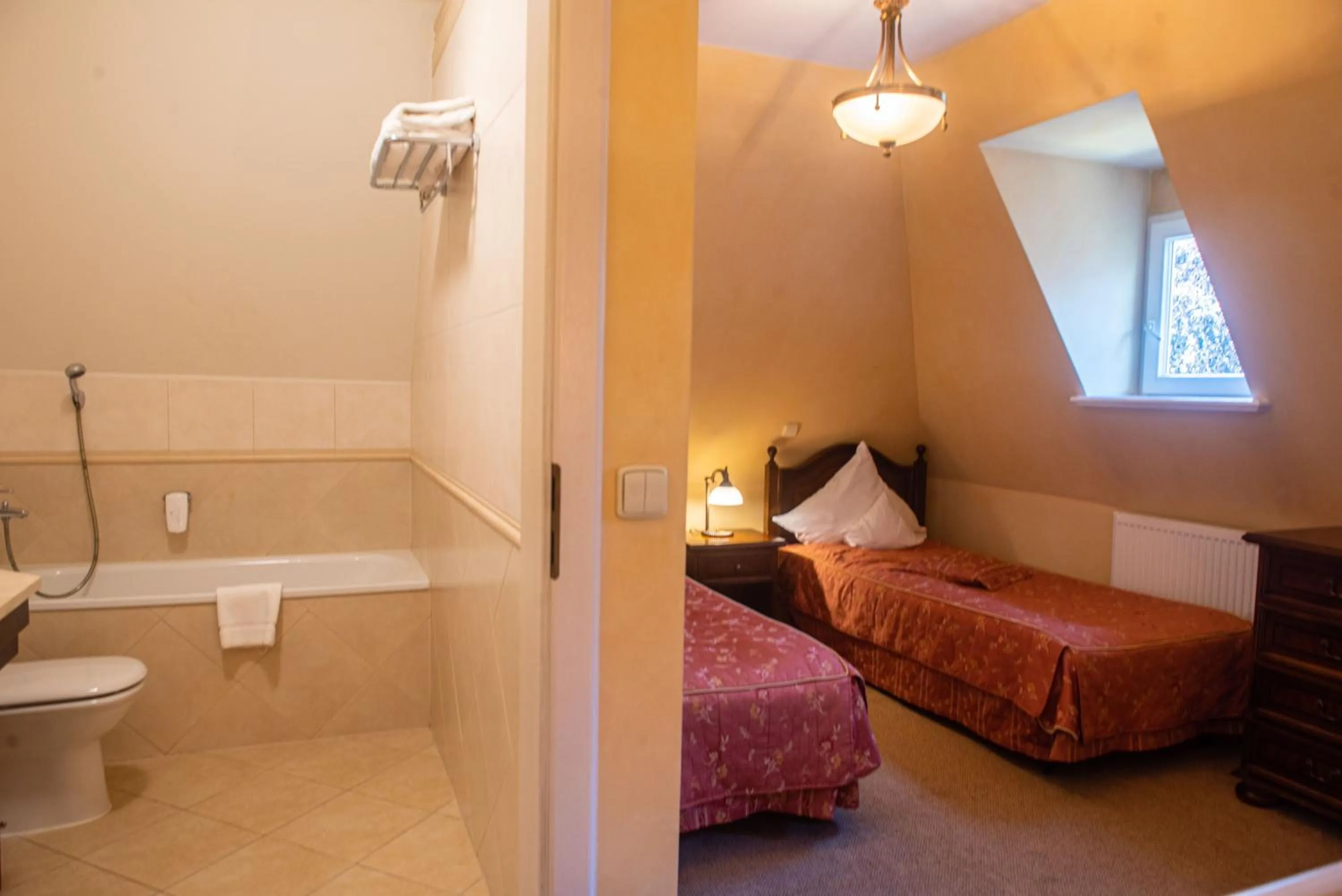 Photo of the whole room, Bed in Pałac Paulinum