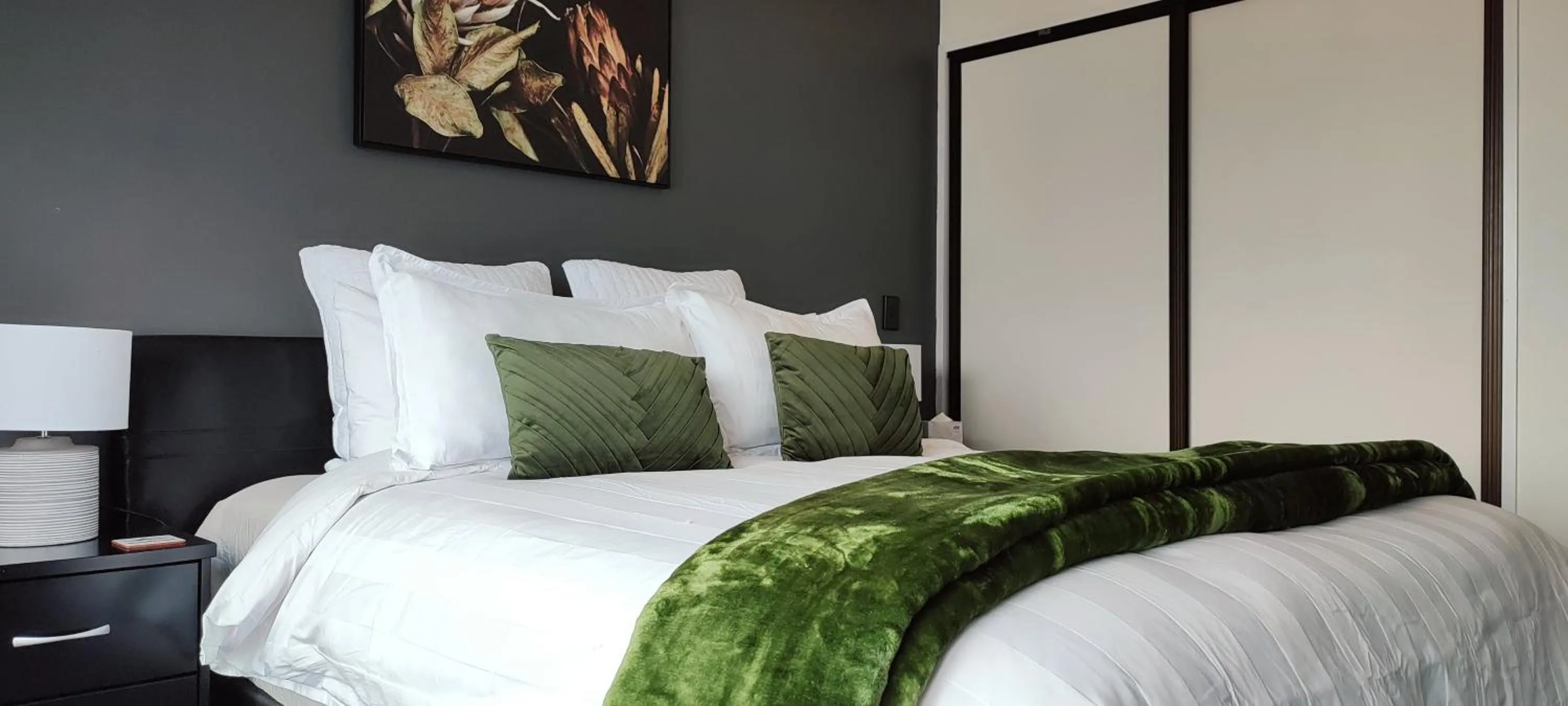 Bed in Stunning Home with Amazing Wakatipu Lake Views