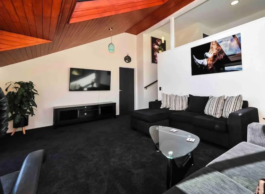 Stunning Home with Amazing Wakatipu Lake Views