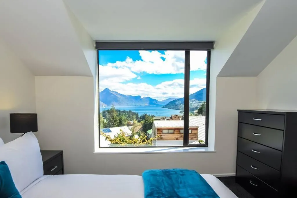 Bed in Stunning Home with Amazing Wakatipu Lake Views