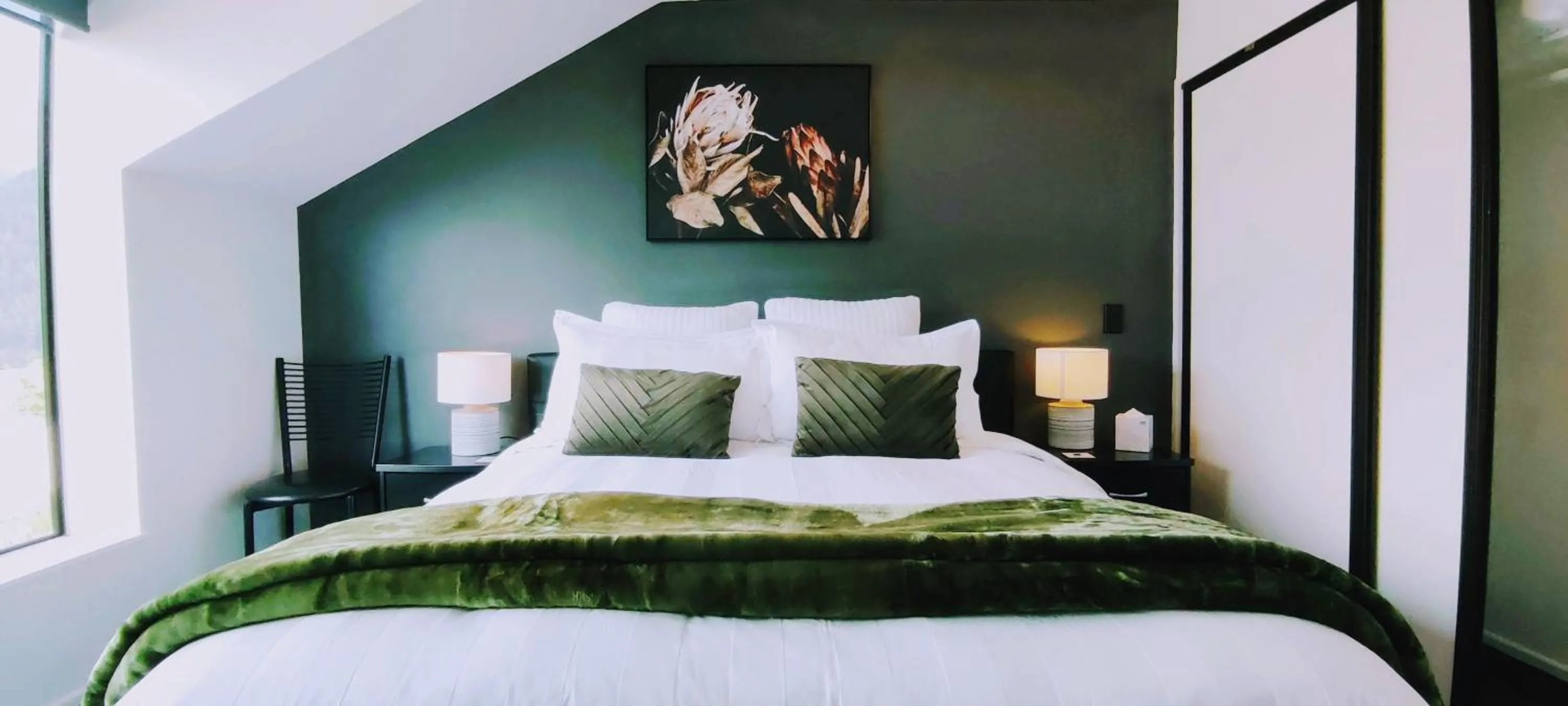 Bed in Stunning Home with Amazing Wakatipu Lake Views