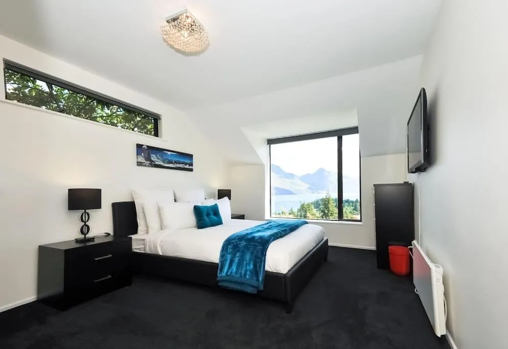 Bed in Stunning Home with Amazing Wakatipu Lake Views