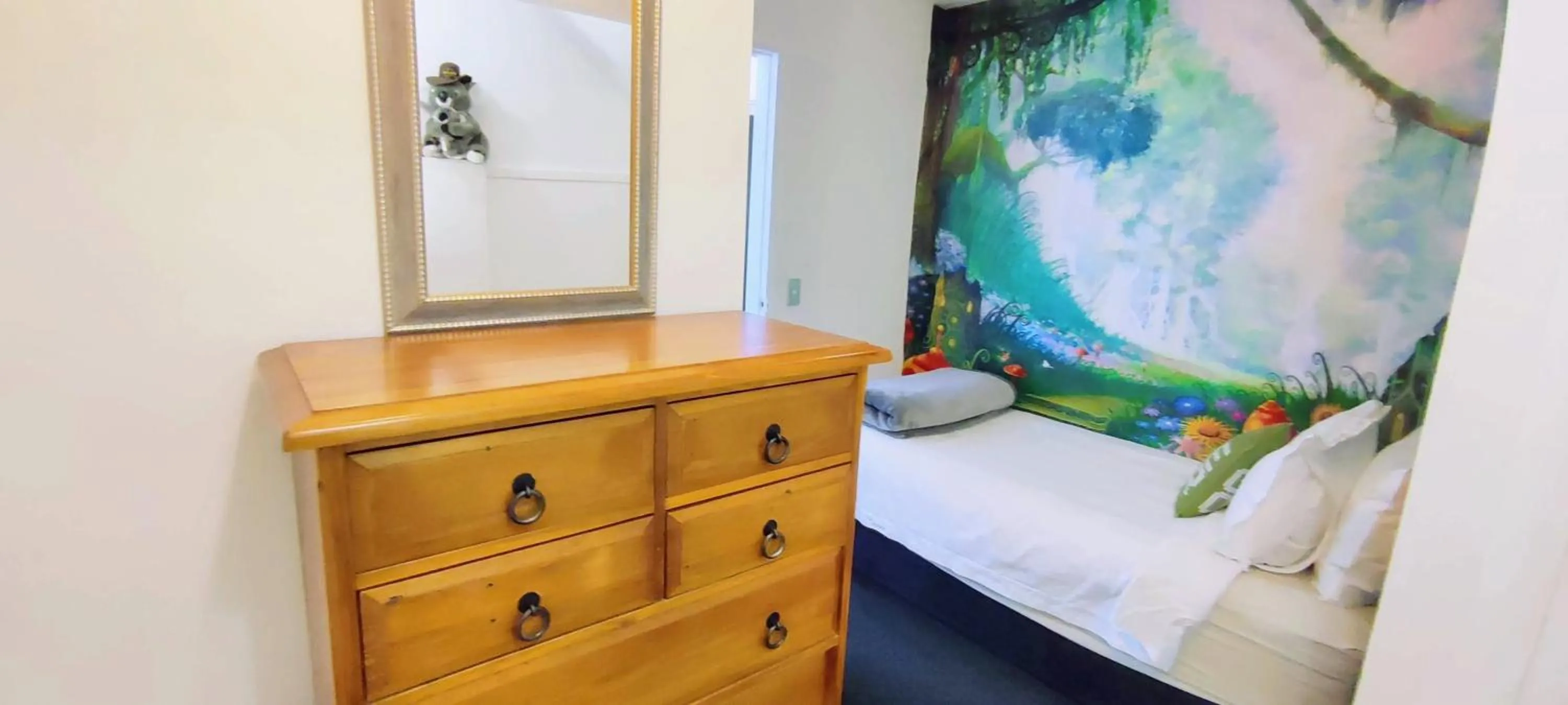 Bed in Stunning Home with Amazing Wakatipu Lake Views