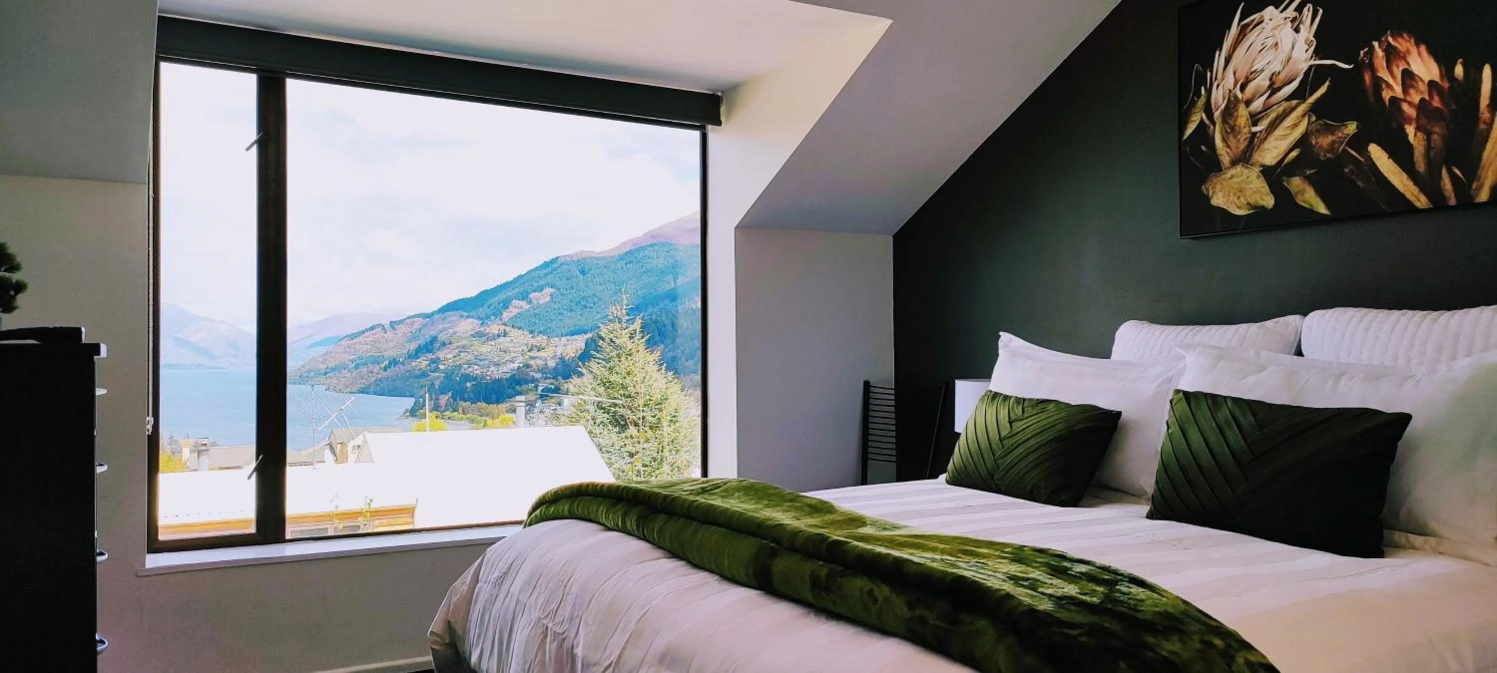 Bed in Stunning Home with Amazing Wakatipu Lake Views