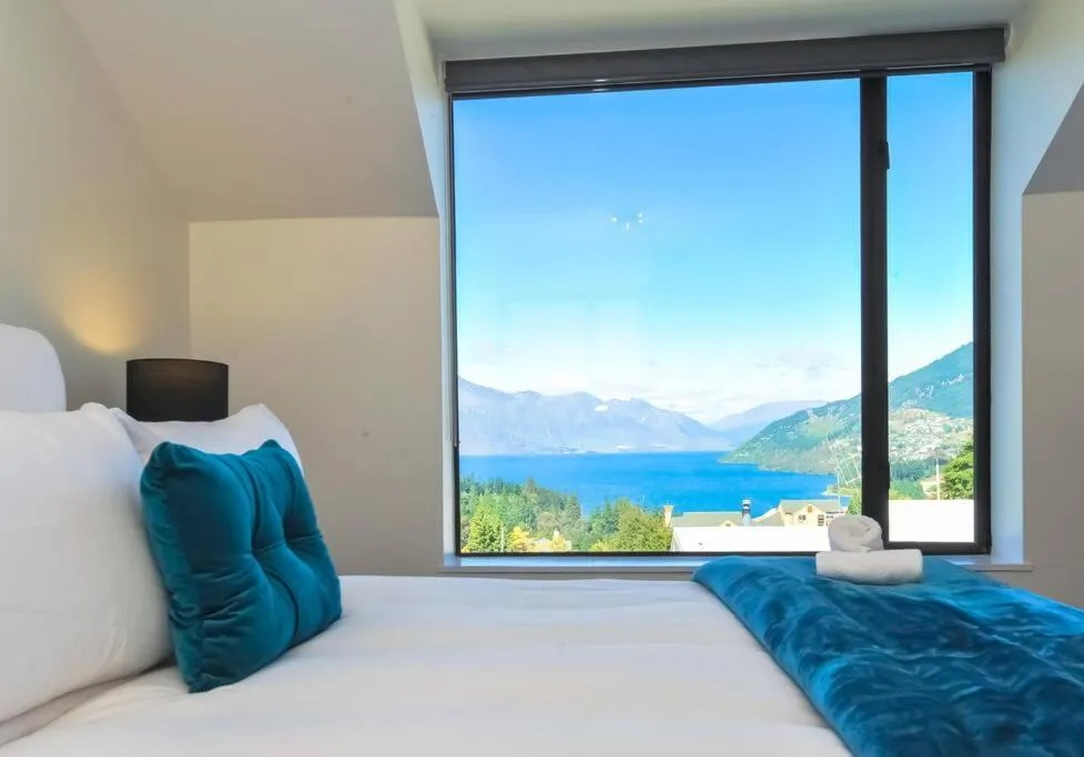 Bed in Stunning Home with Amazing Wakatipu Lake Views