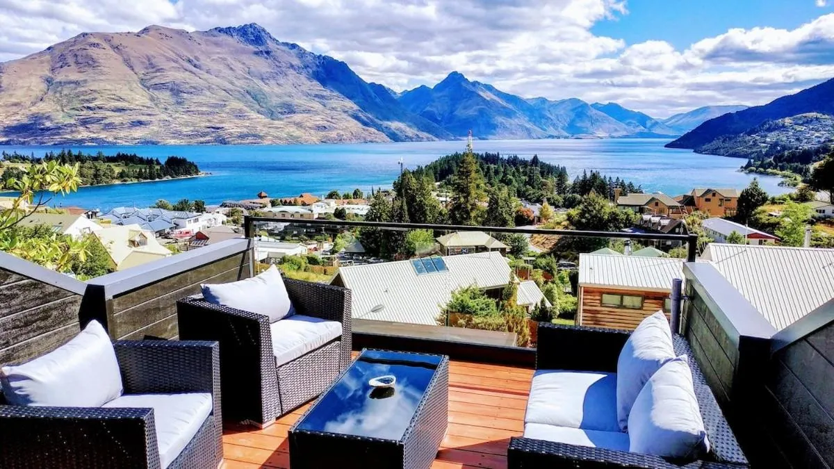 Three-Bedroom Townhouse in Stunning Home with Amazing Wakatipu Lake Views