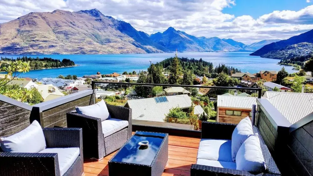 Three-Bedroom Townhouse in Stunning Home with Amazing Wakatipu Lake Views Three-Bedroom Townhouse in Stunning Home with Amazing Wakatipu Lake Views