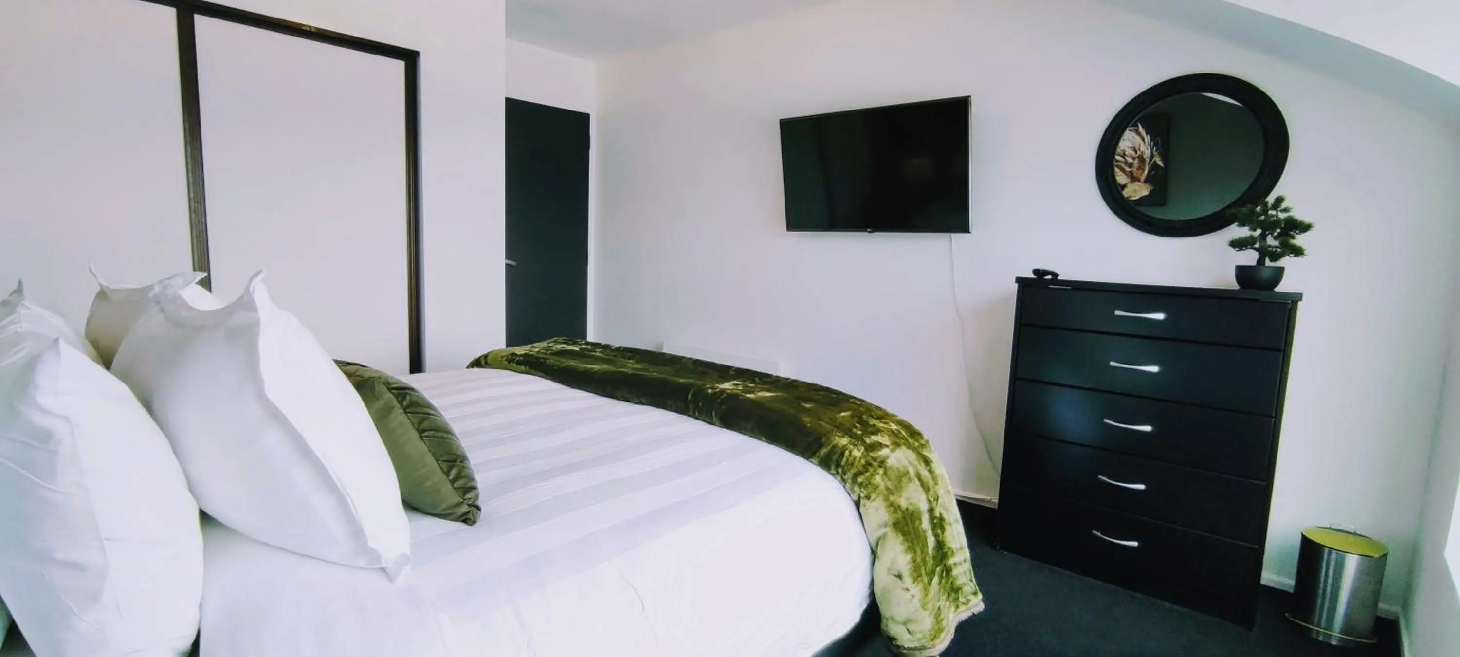 Bed in Stunning Home with Amazing Wakatipu Lake Views