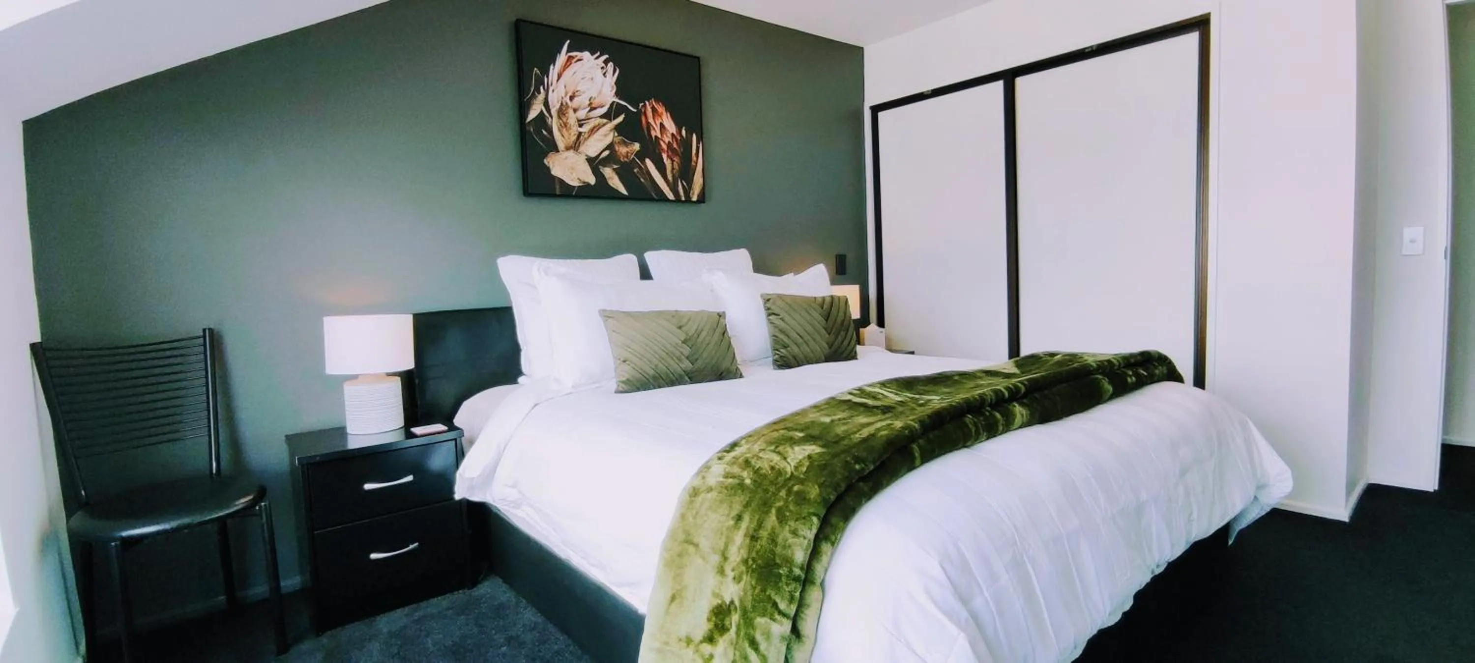 Bed in Stunning Home with Amazing Wakatipu Lake Views