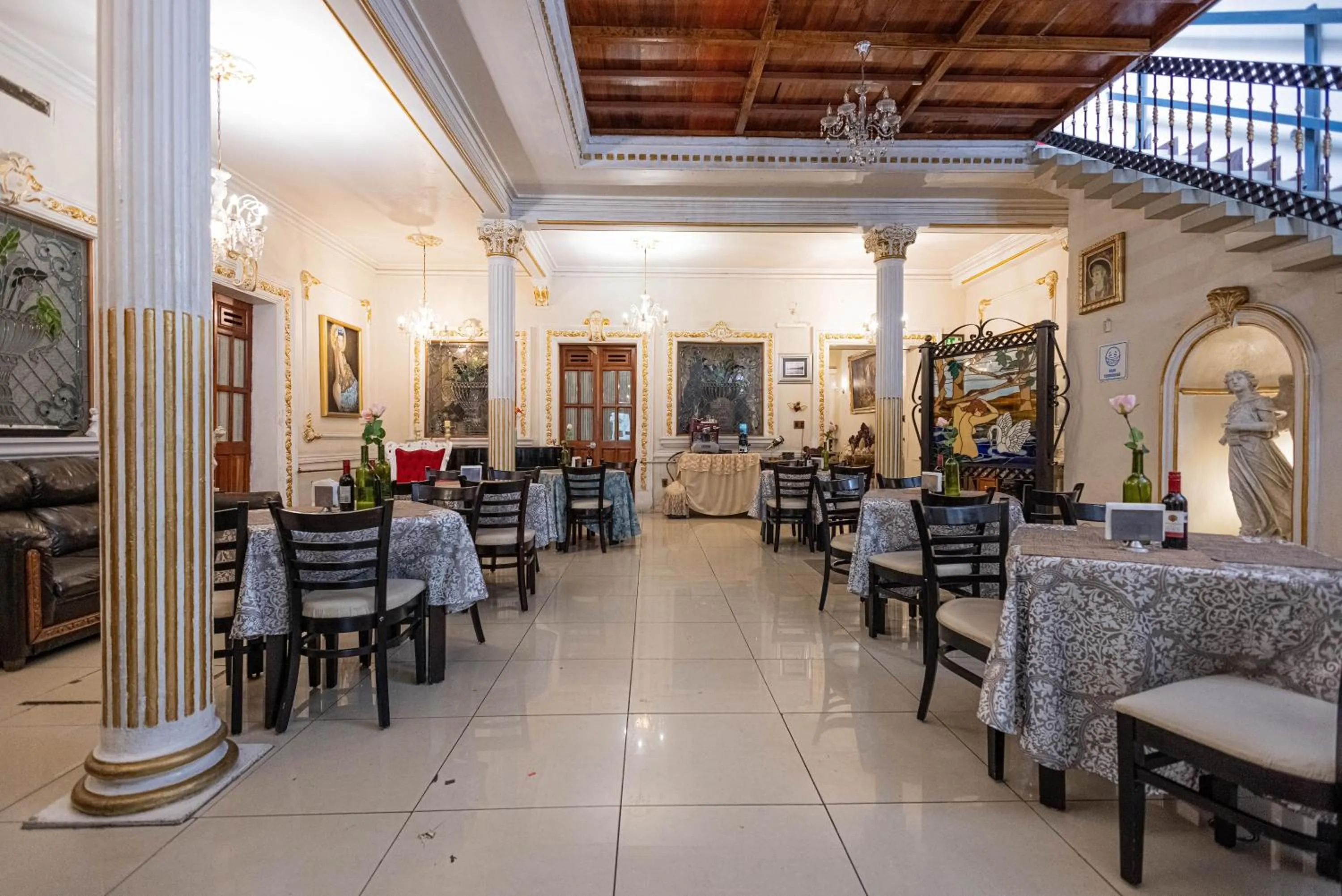 Restaurant/places to eat in Capital O Hotel Patio Pombo