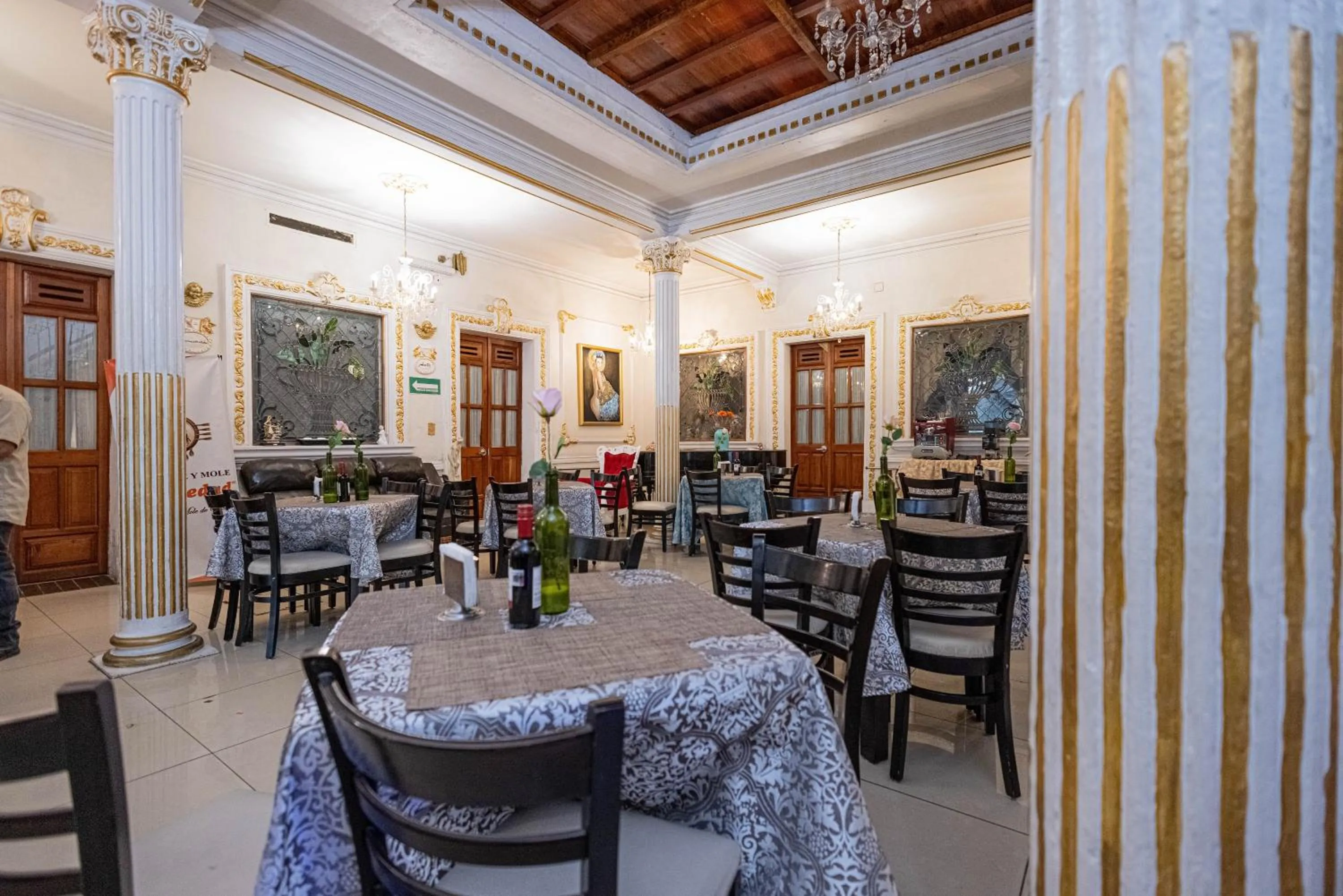 Restaurant/places to eat in Capital O Hotel Patio Pombo