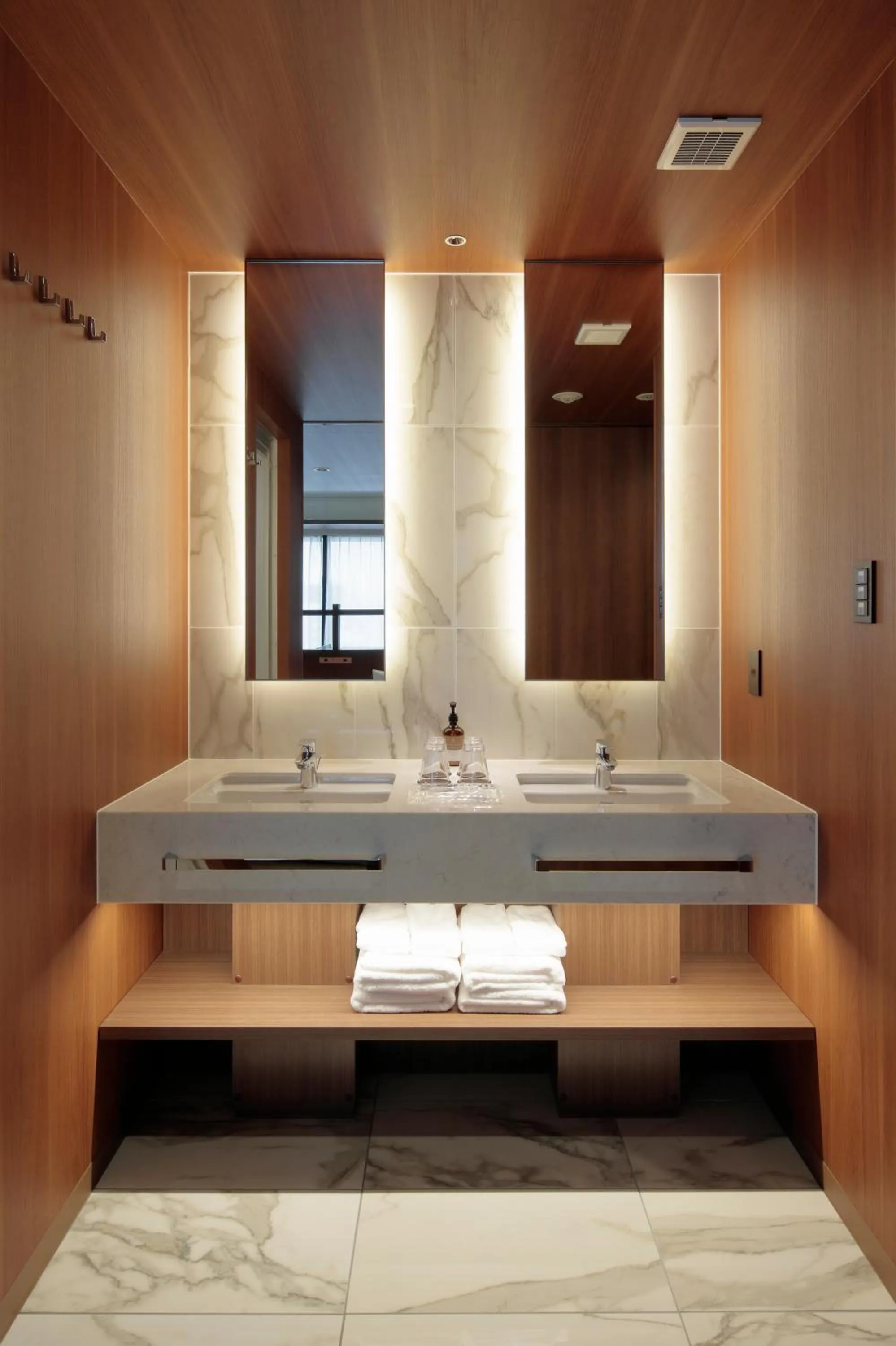 Bathroom, Bed in Candeo Hotels Kumamoto Shinshigai