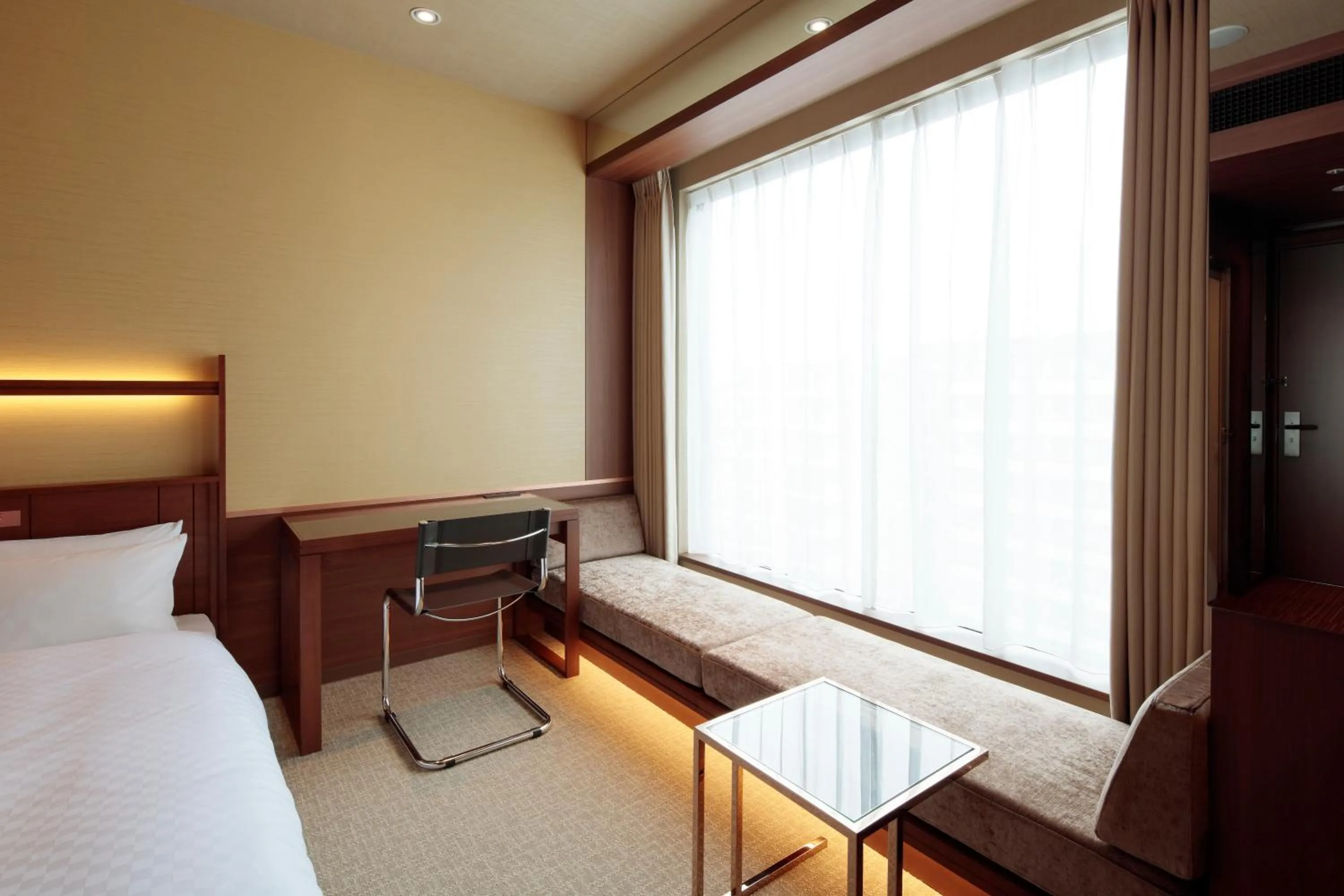 Photo of the whole room, Bed in Candeo Hotels Kumamoto Shinshigai