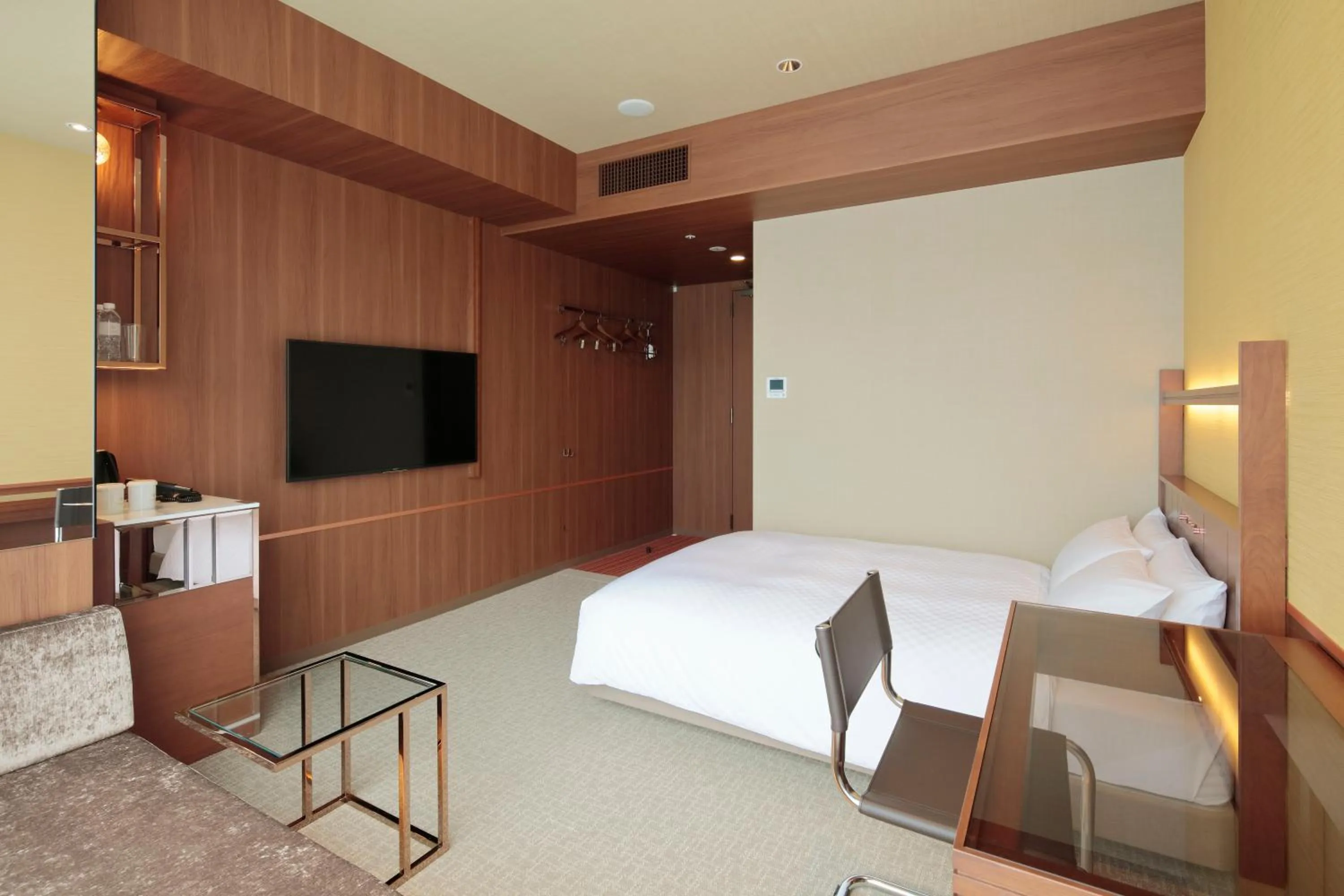 Photo of the whole room, Bed in Candeo Hotels Kumamoto Shinshigai