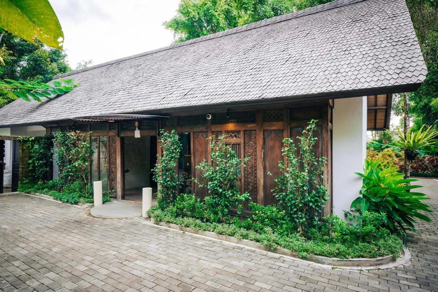 Facade/entrance in Uma Kalai