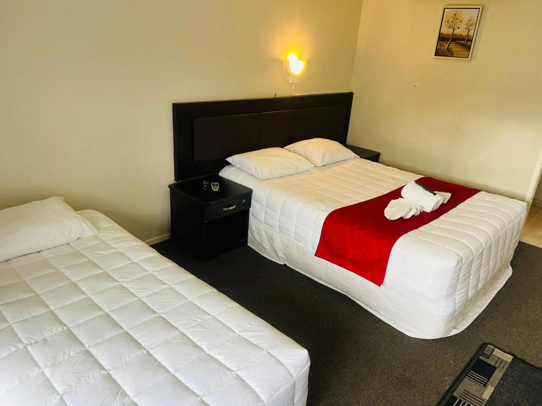 Bedroom, Bed in Monument Motor Lodge Papakura