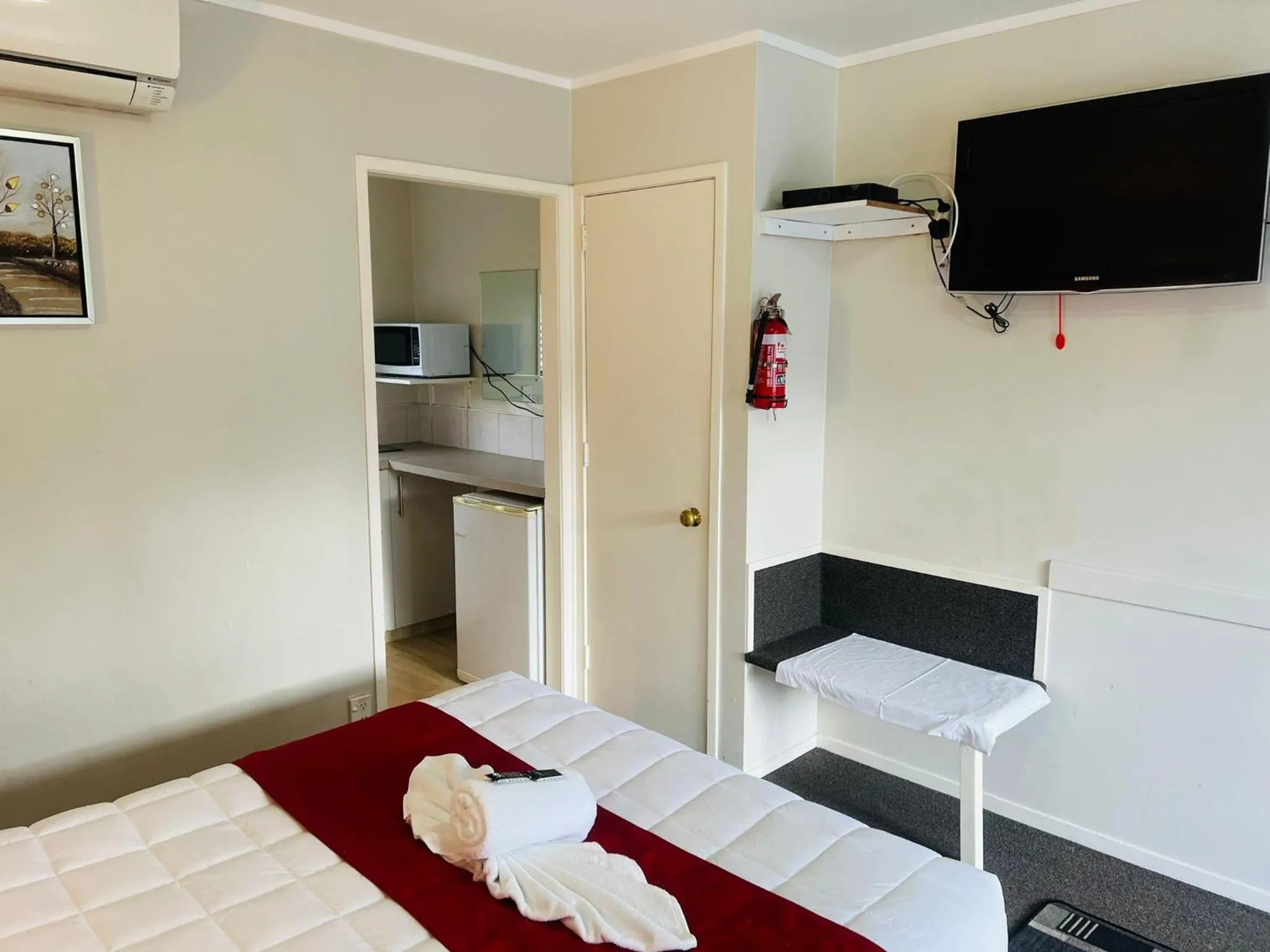 TV and multimedia, Bed in Monument Motor Lodge Papakura