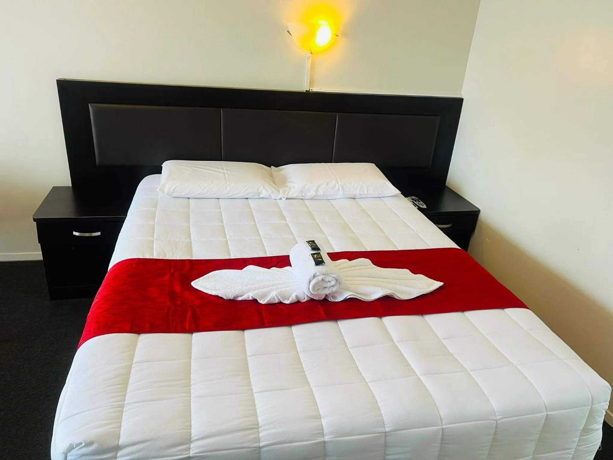 Bedroom, Bed in Monument Motor Lodge Papakura