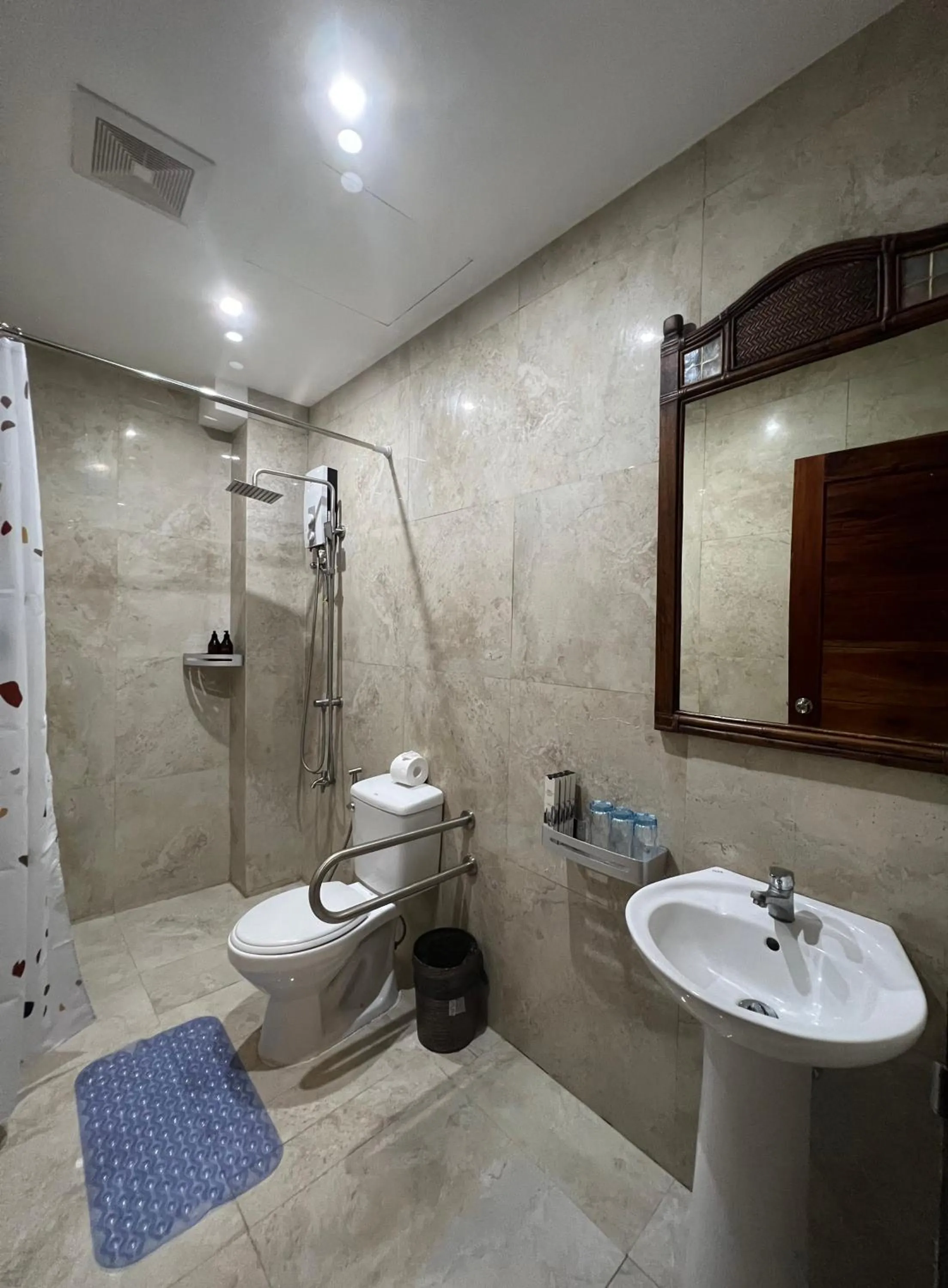 Shower in Infinity Diving Resort and Residences