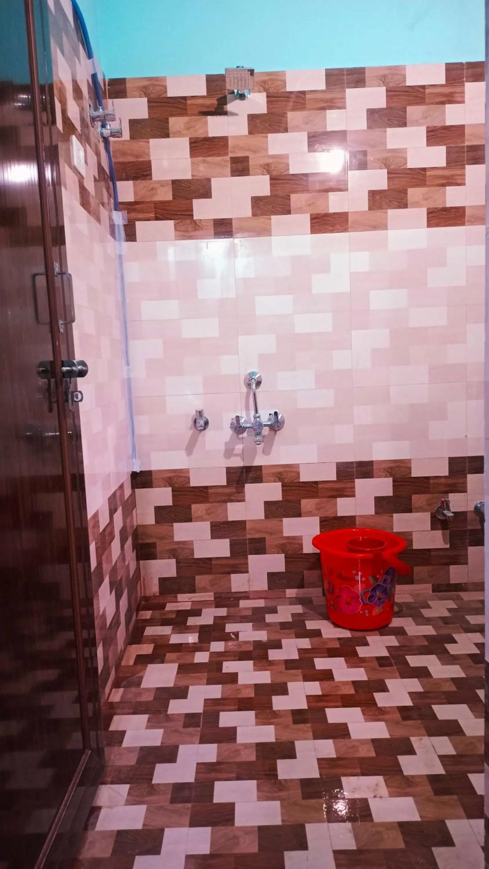 Bathroom in Hotel O Sky Hills Near Chaudhary Charan Singh International Airport