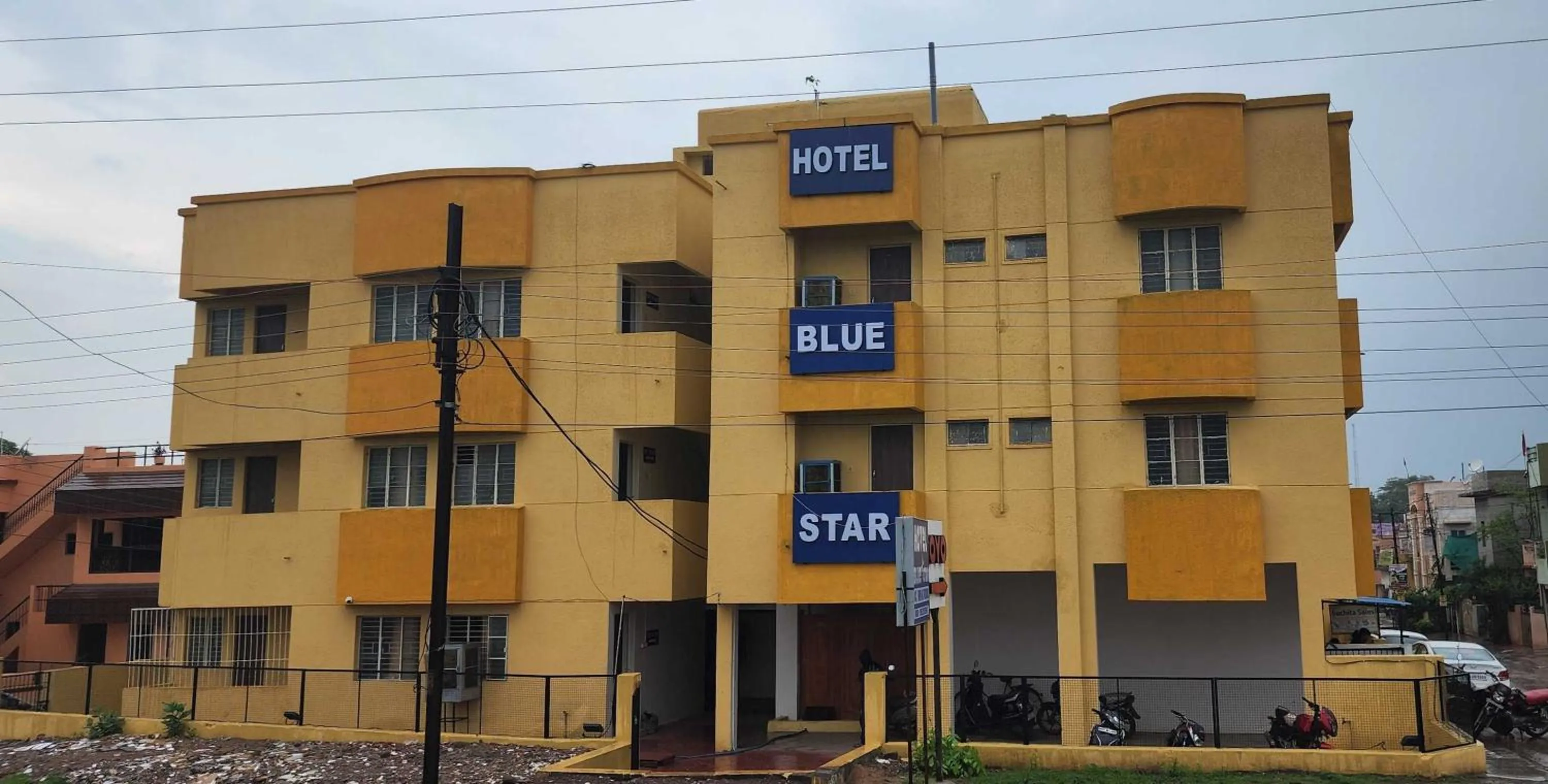 Facade/entrance in Hotel O POP Hotel Blue Star
