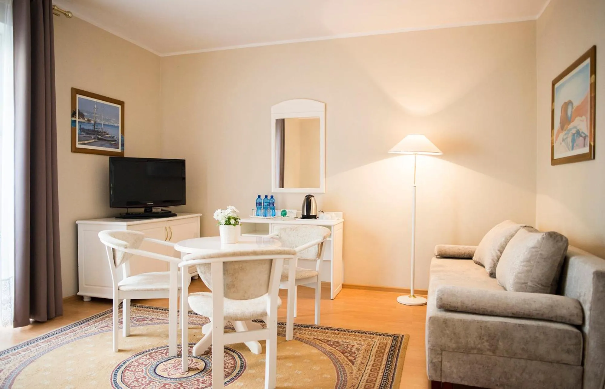 Seating area in Hotel Renusz