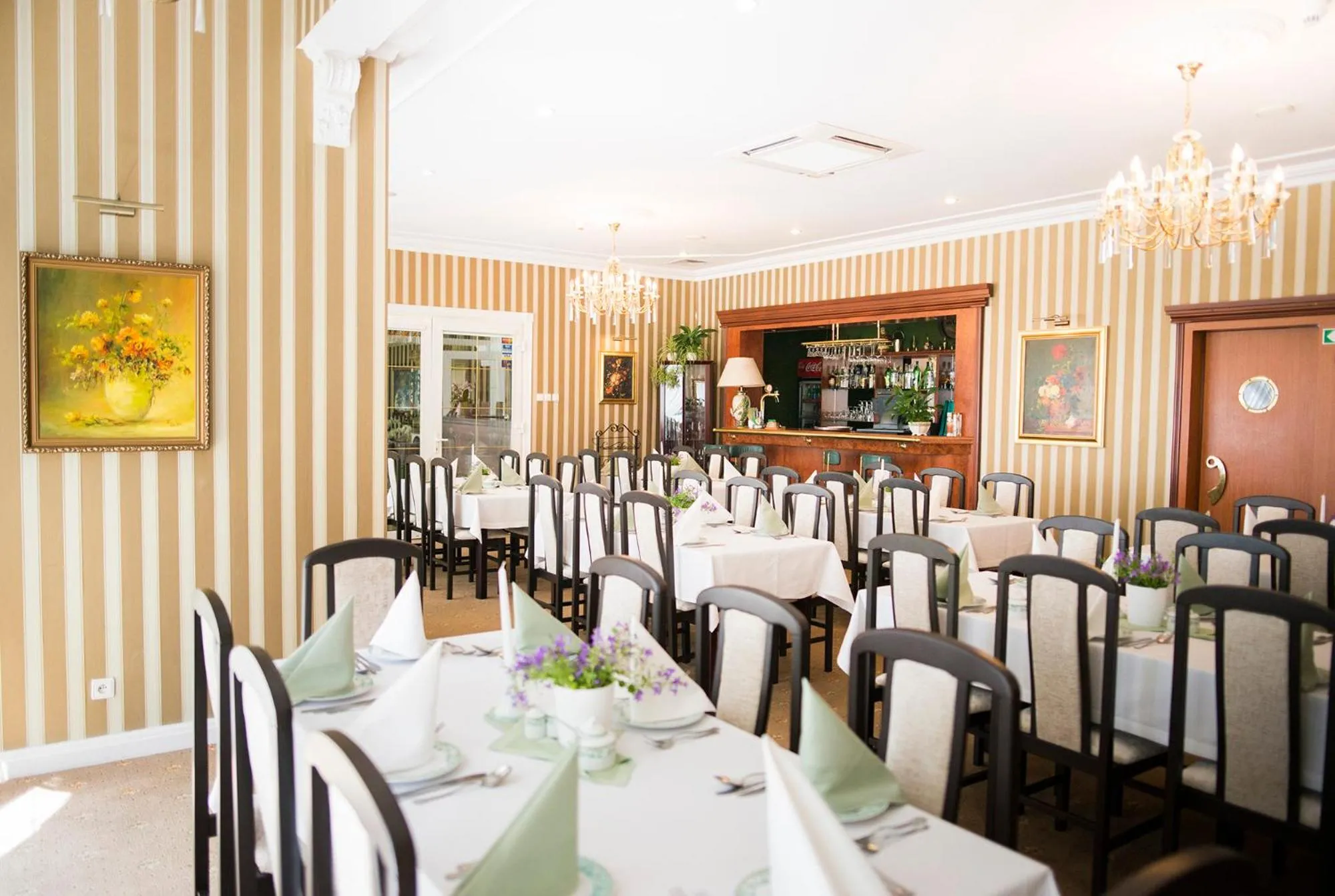 Restaurant/places to eat in Hotel Renusz