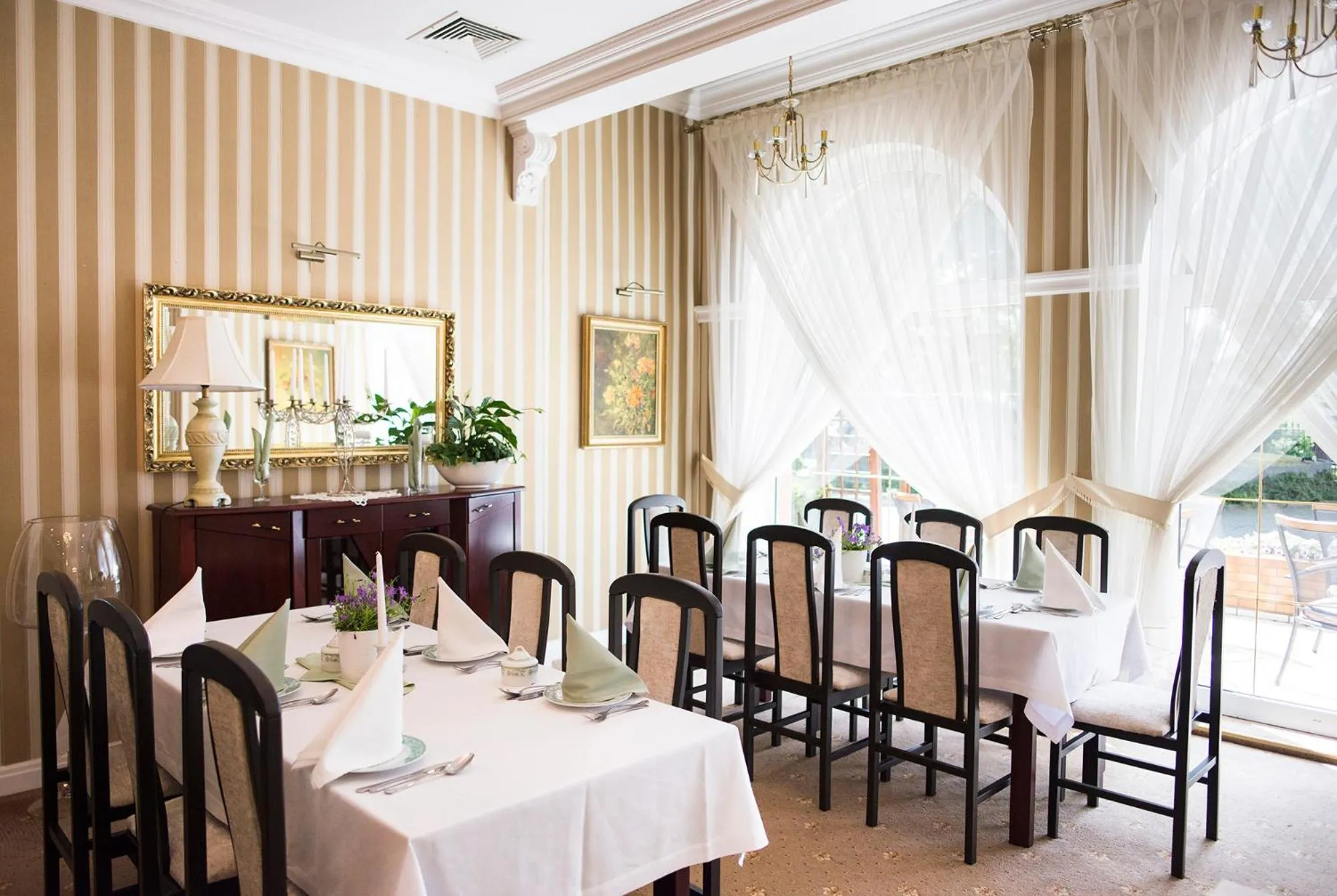 Restaurant/places to eat in Hotel Renusz