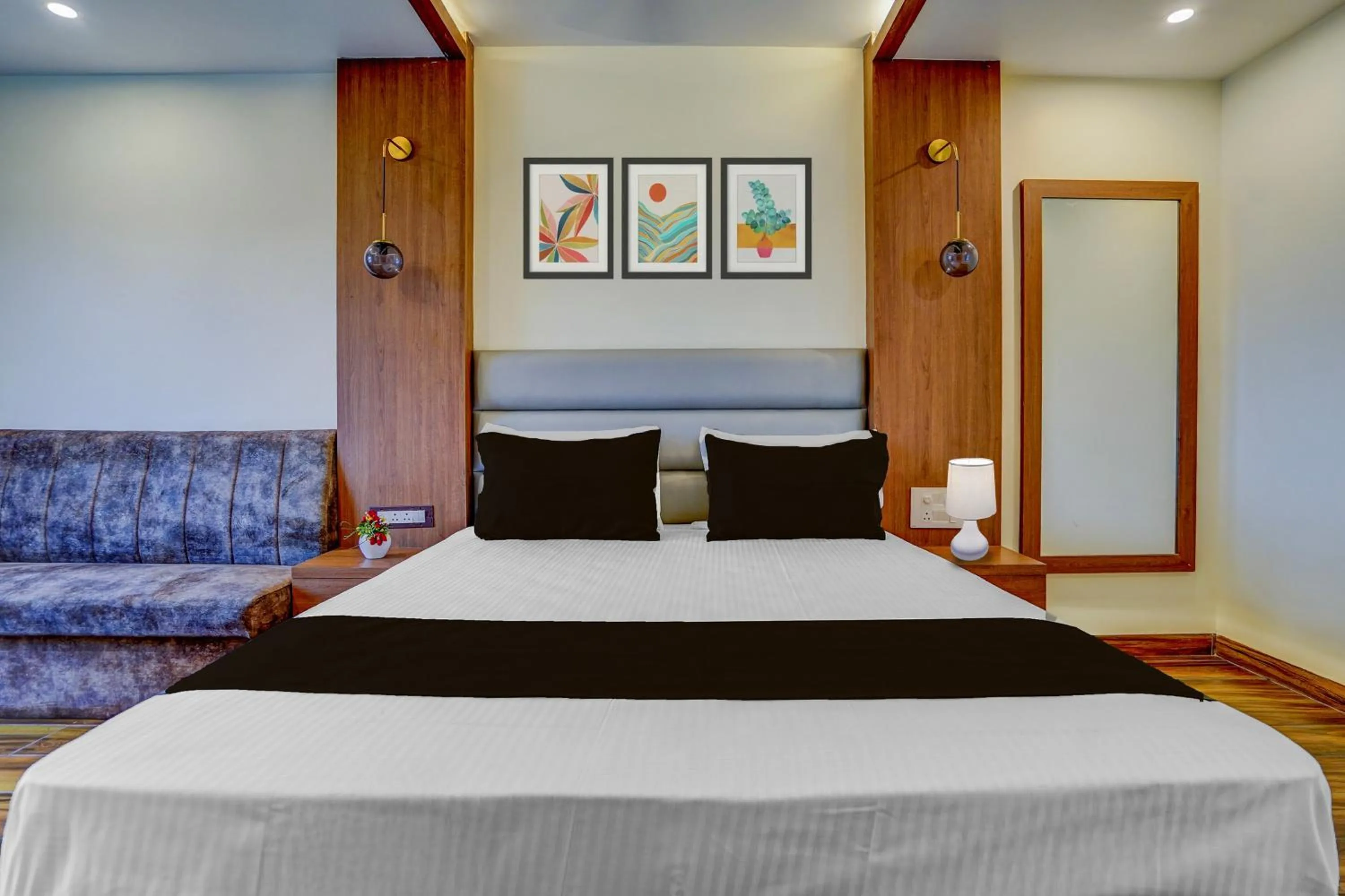 Bedroom, Bed in Super Townhouse Zero Mile Gandhi Setu Formerly Classic Court