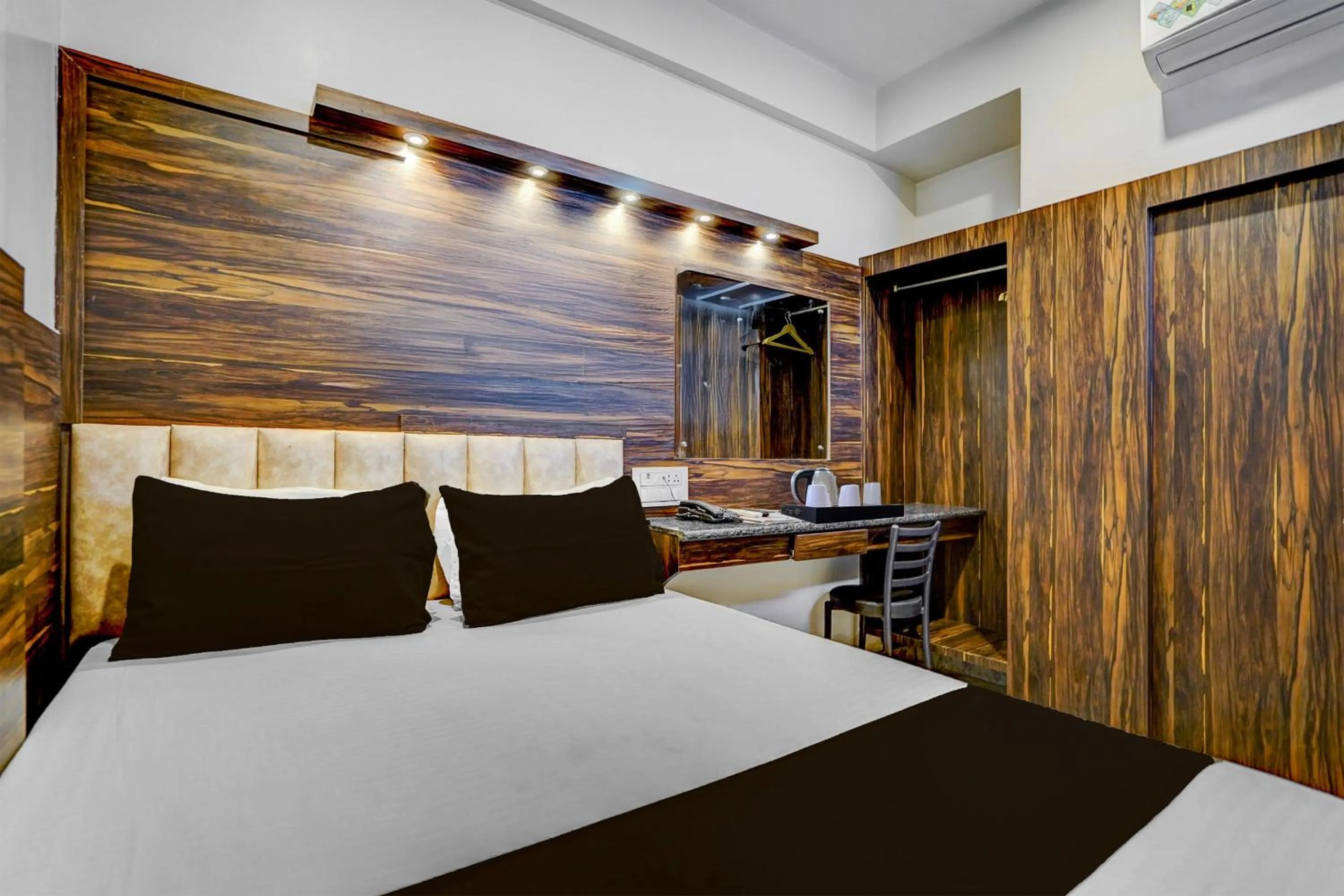 Bedroom, Bed in Super Townhouse Zero Mile Gandhi Setu Formerly Classic Court