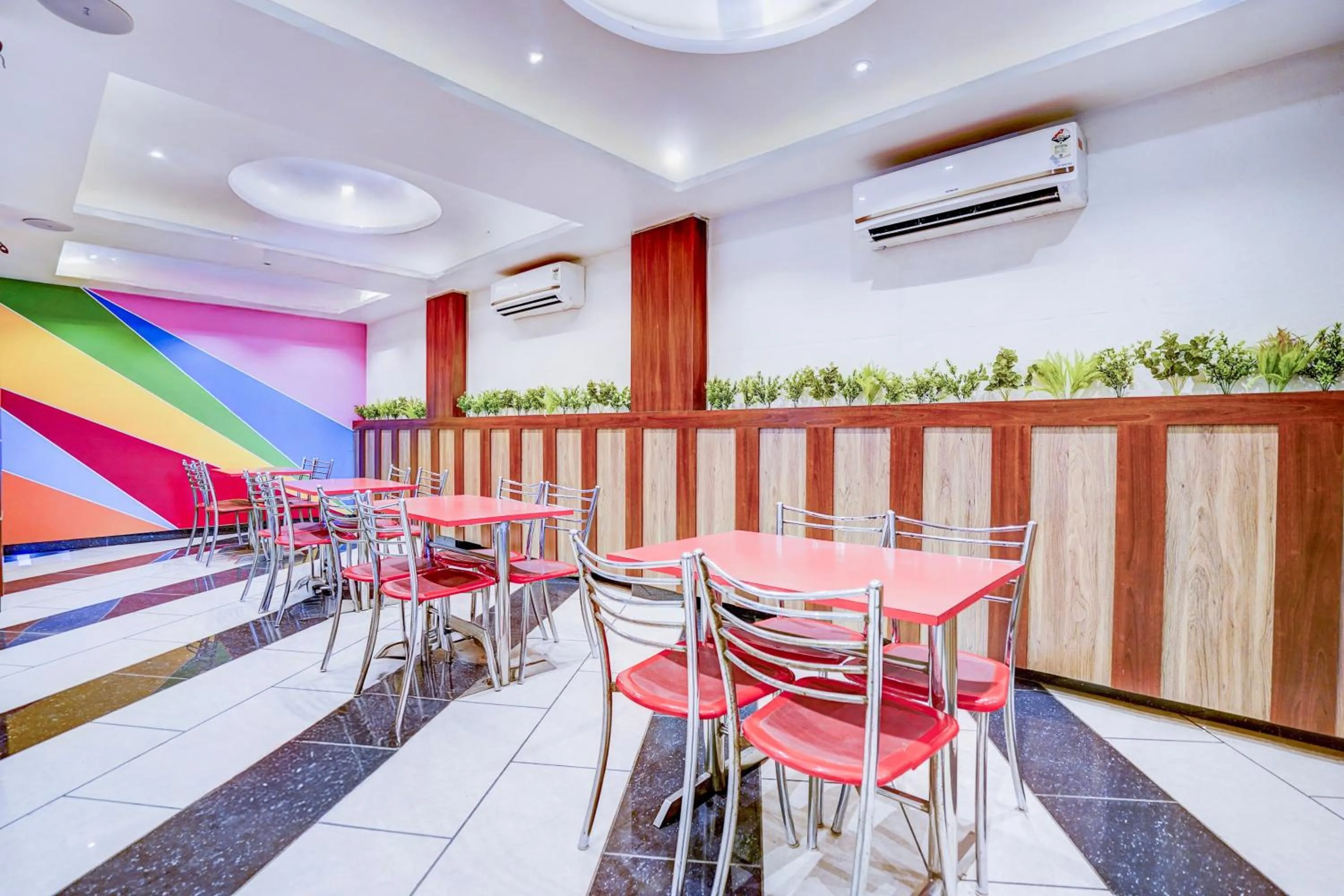 Restaurant/places to eat in Super Townhouse Zero Mile Gandhi Setu Formerly Classic Court