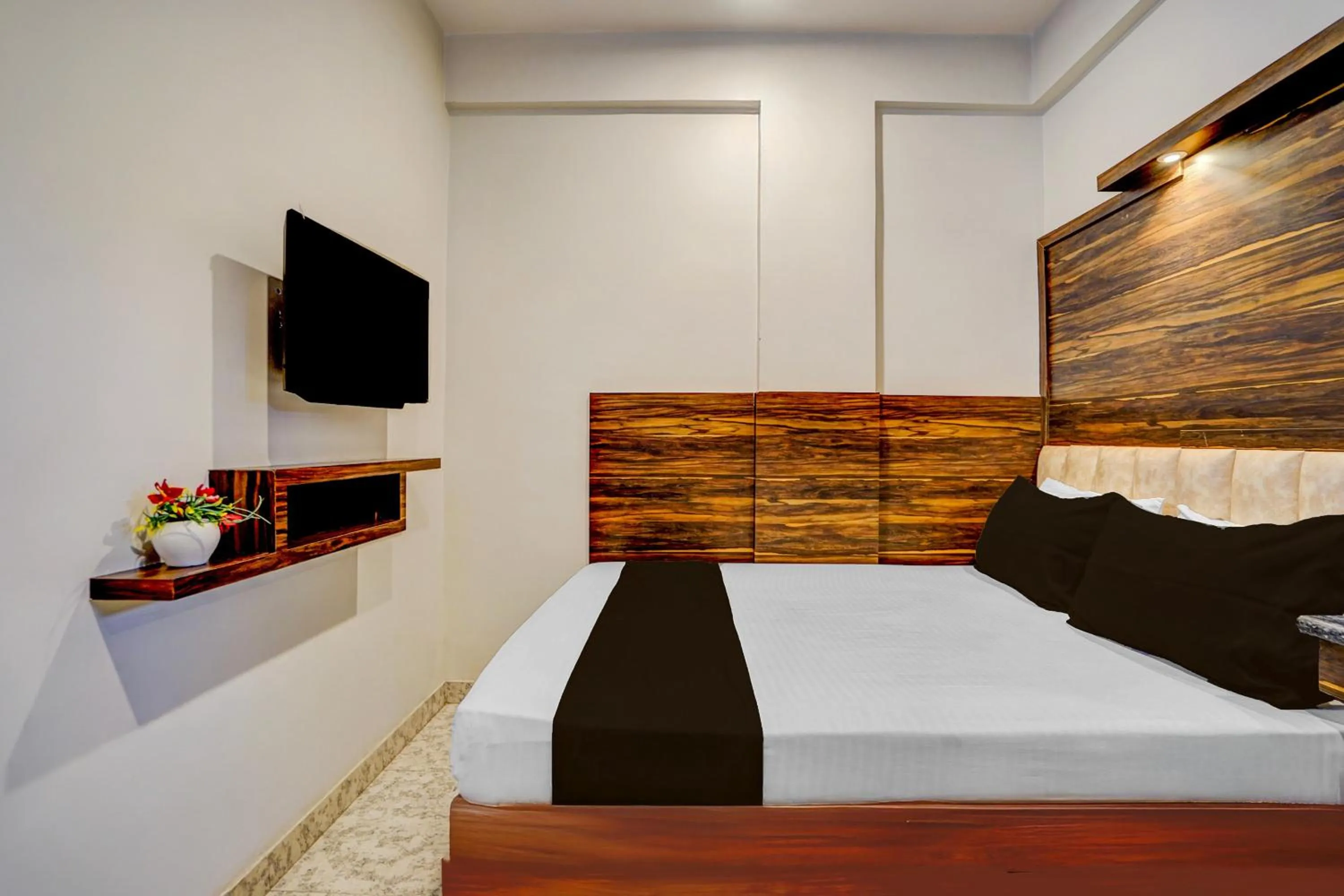 Bedroom, Bed in Super Townhouse Zero Mile Gandhi Setu Formerly Classic Court