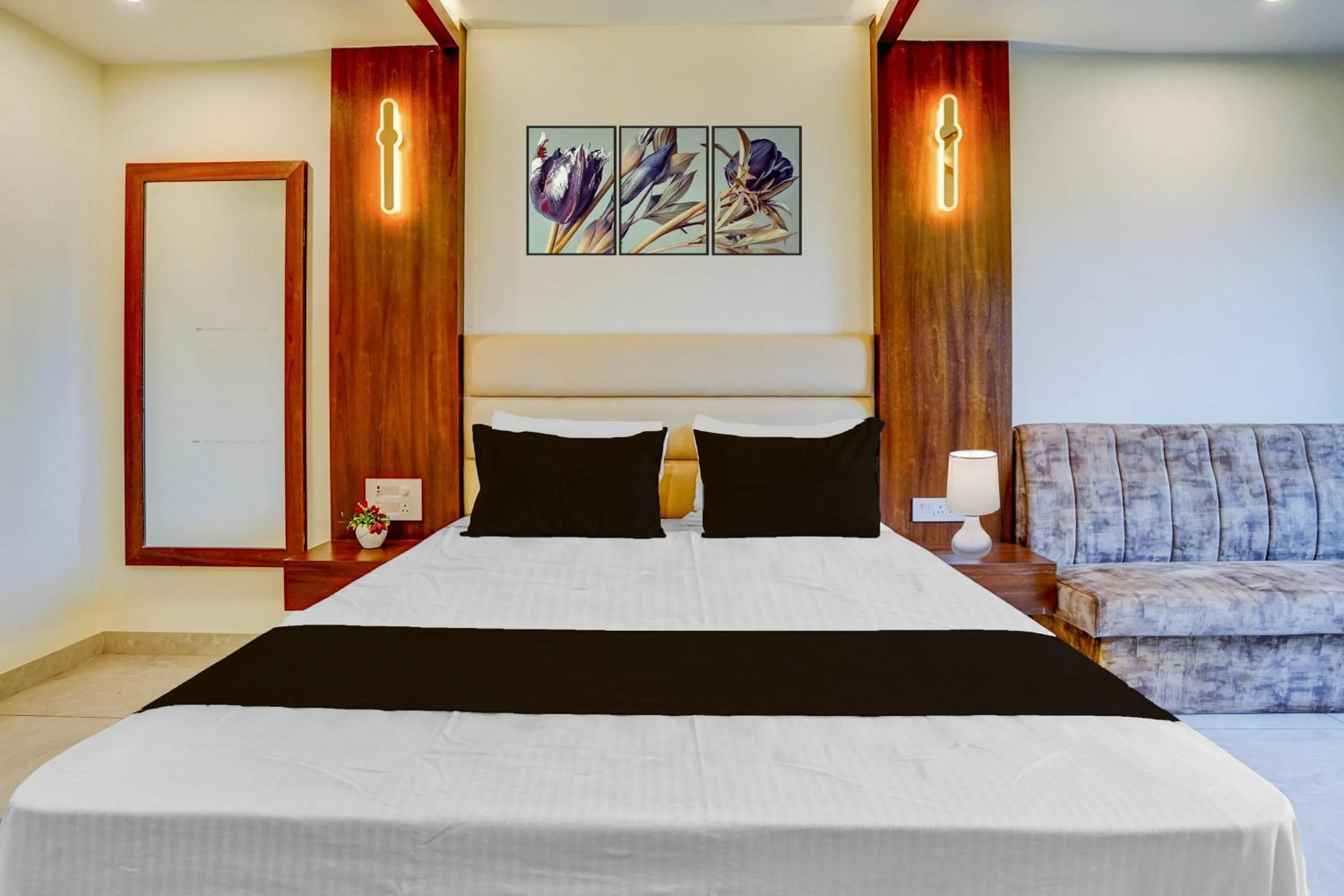 Bedroom, Bed in Super Townhouse Zero Mile Gandhi Setu Formerly Classic Court