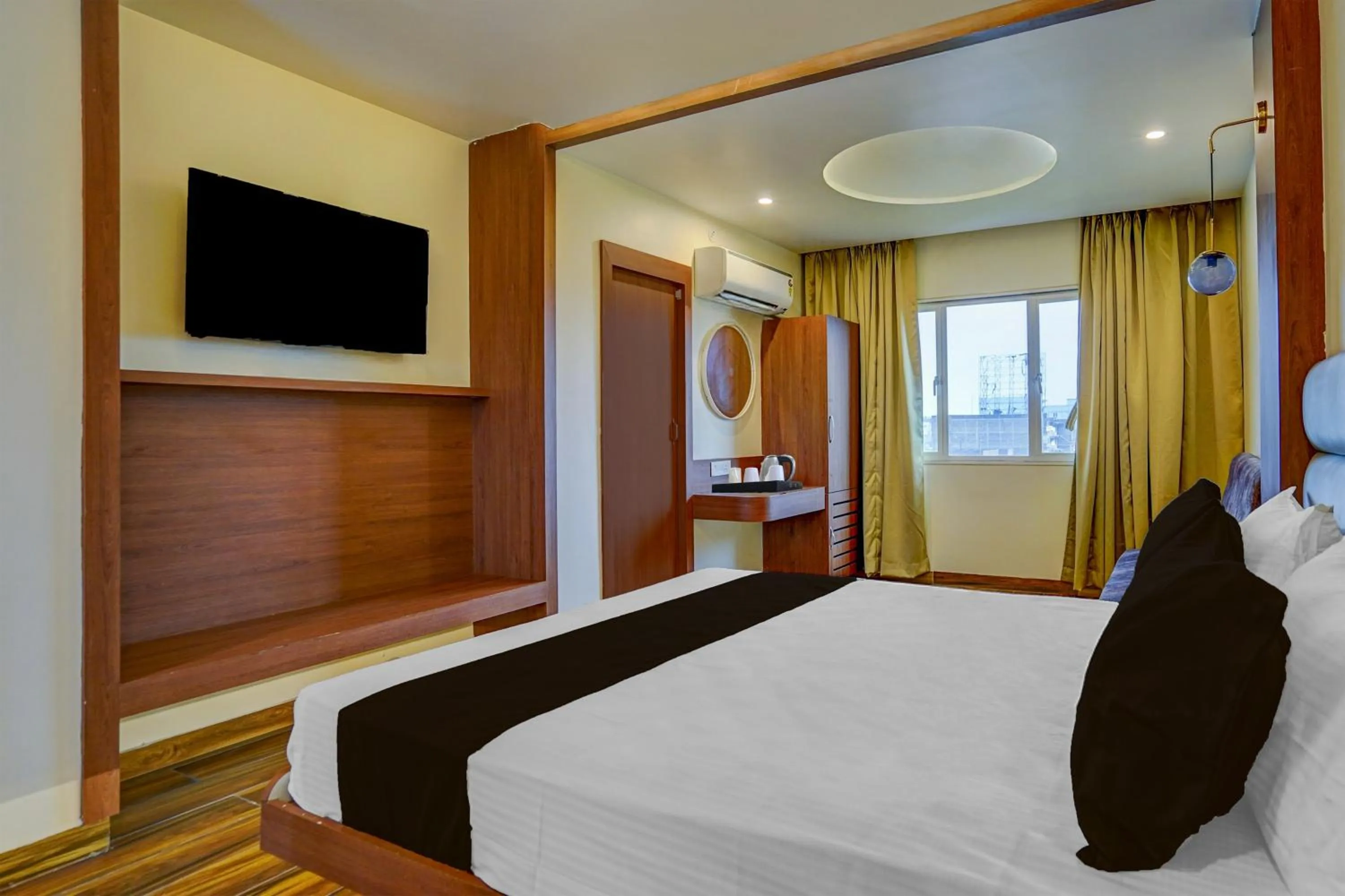 Bedroom, Bed in Super Townhouse Zero Mile Gandhi Setu Formerly Classic Court