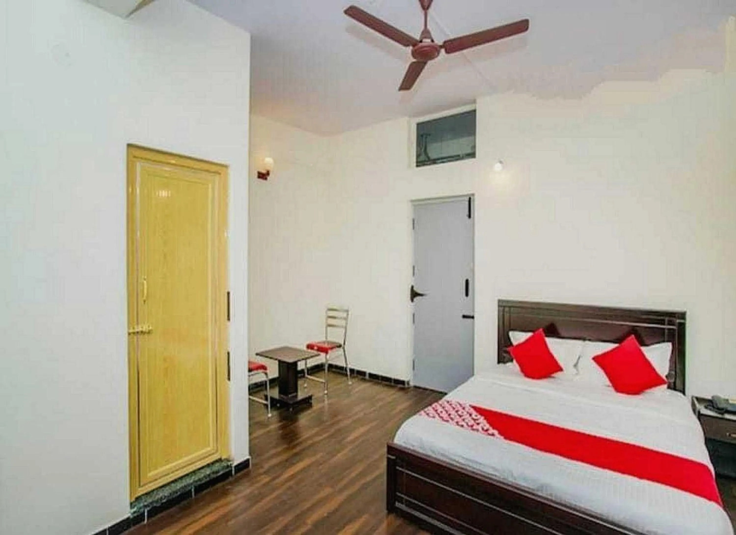 Bedroom in SPOT ON Happy Stay Near Sri Amruth Chithra Mandira