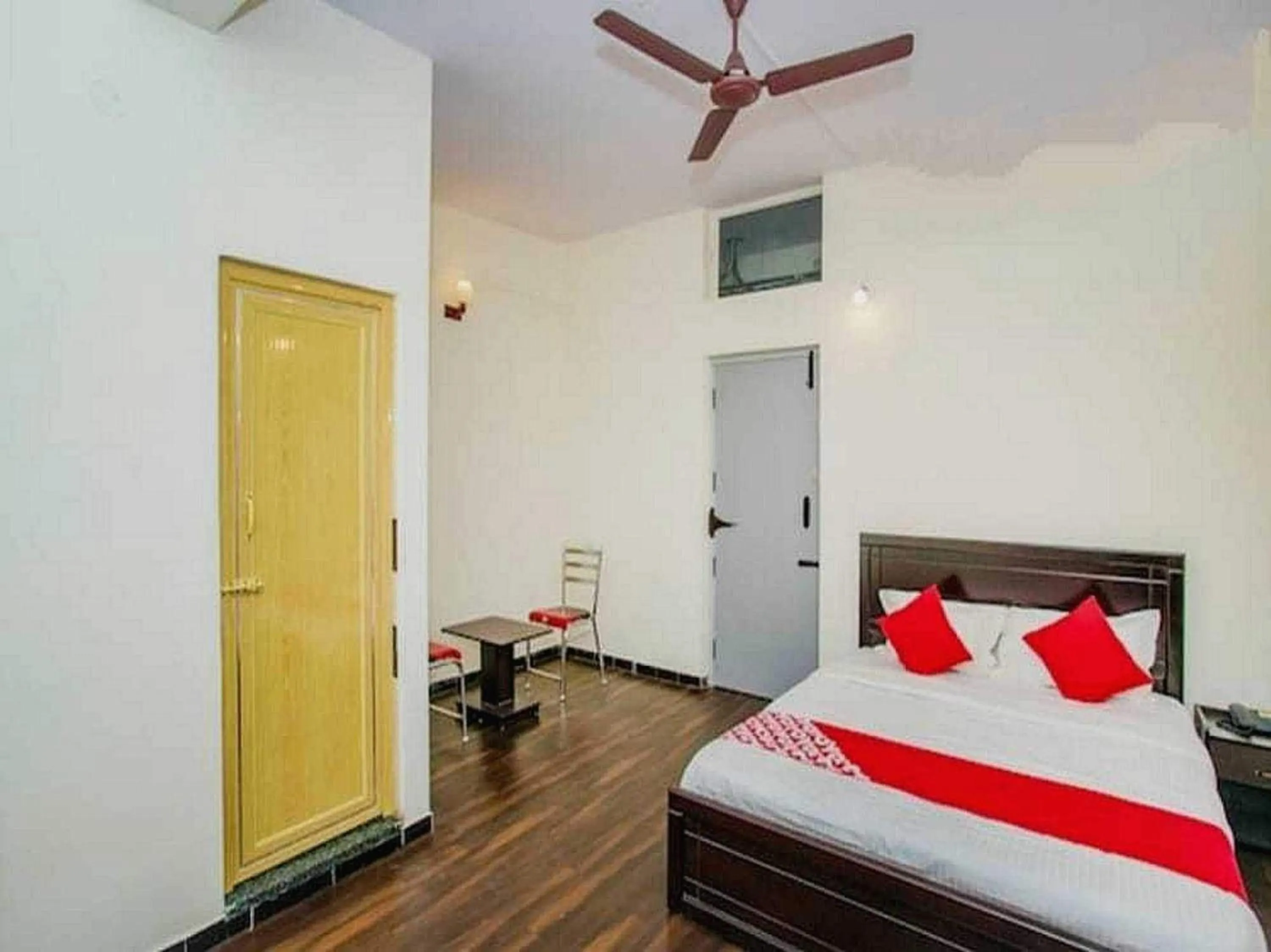 Bedroom in SPOT ON Happy Stay Near Sri Amruth Chithra Mandira