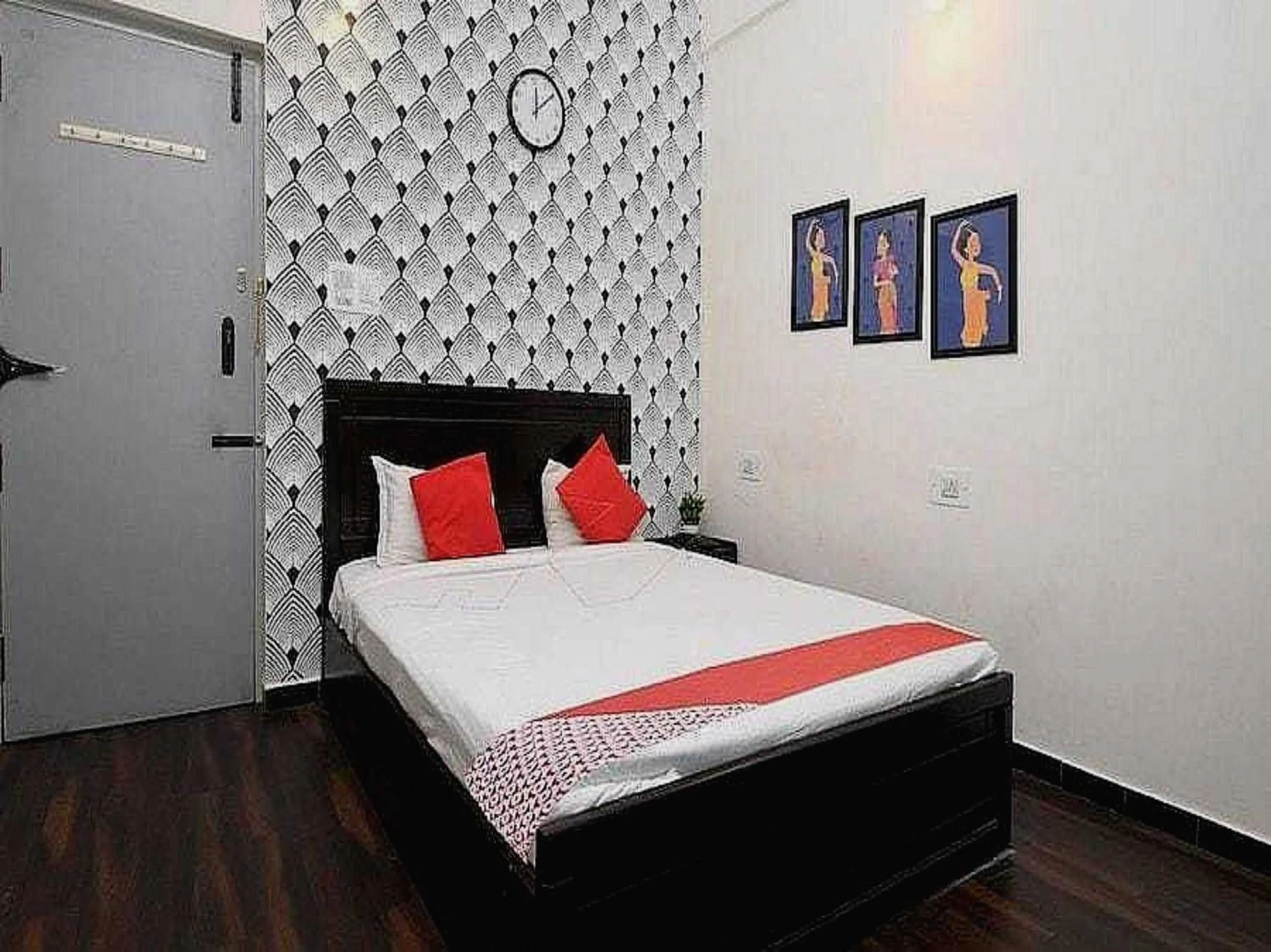 Bedroom in SPOT ON Happy Stay Near Sri Amruth Chithra Mandira