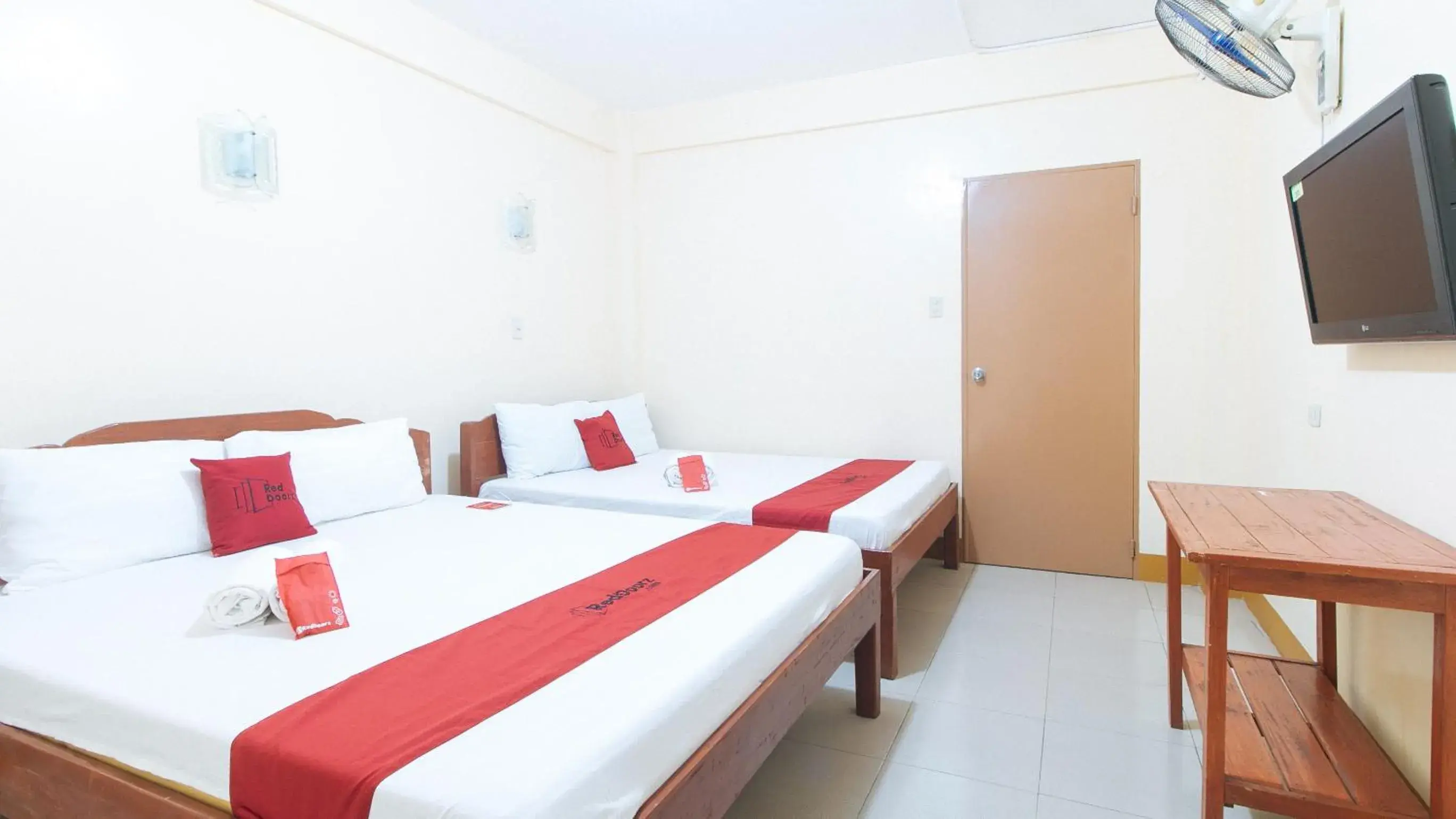 Deluxe Room in RedDoorz @ Golden Park Inn La Union Deluxe Room in RedDoorz @ Golden Park Inn La Union