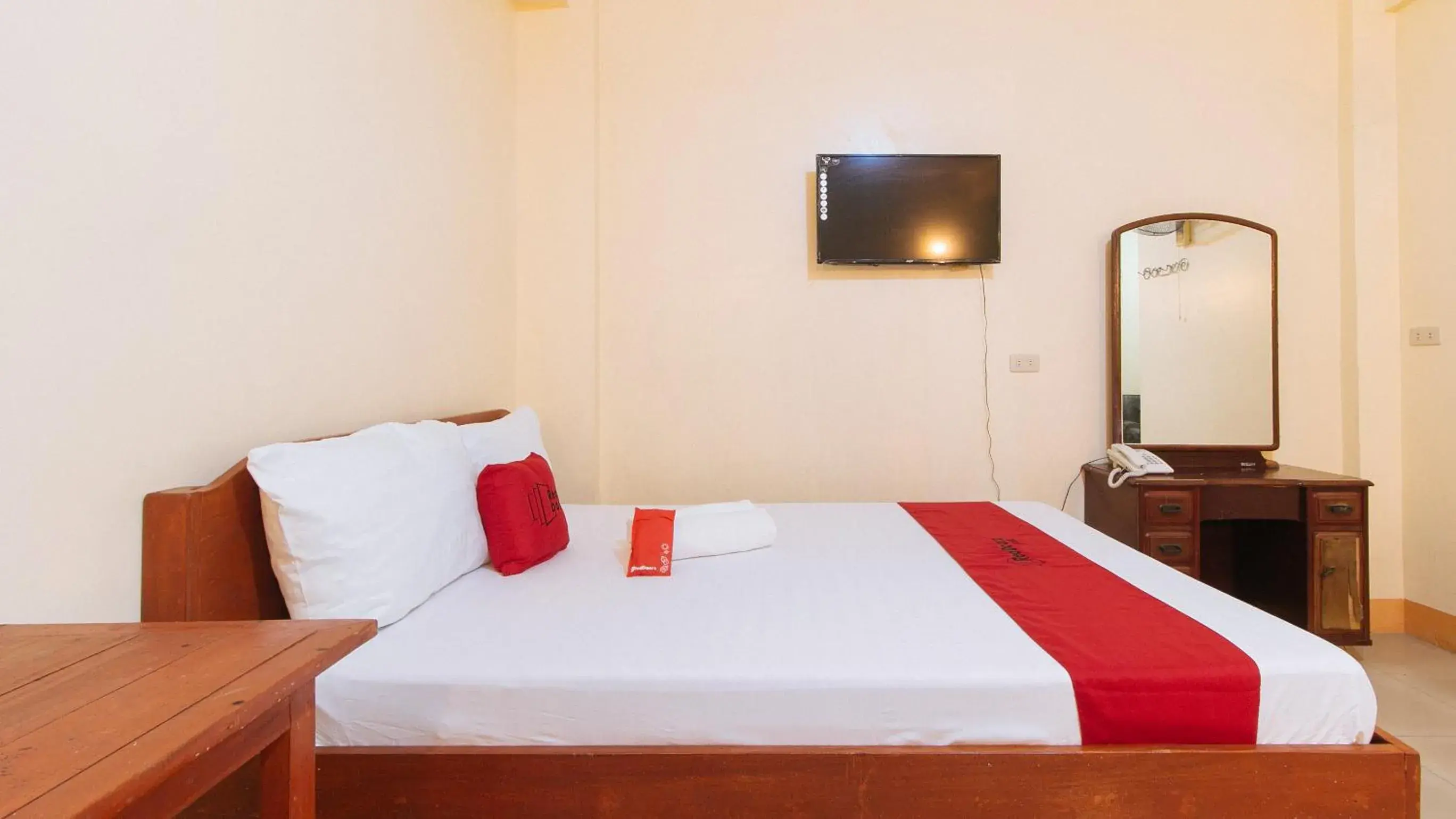 Photo of the whole room, Bed in RedDoorz @ Golden Park Inn La Union Photo of the whole room, Bed in RedDoorz @ Golden Park Inn La Union