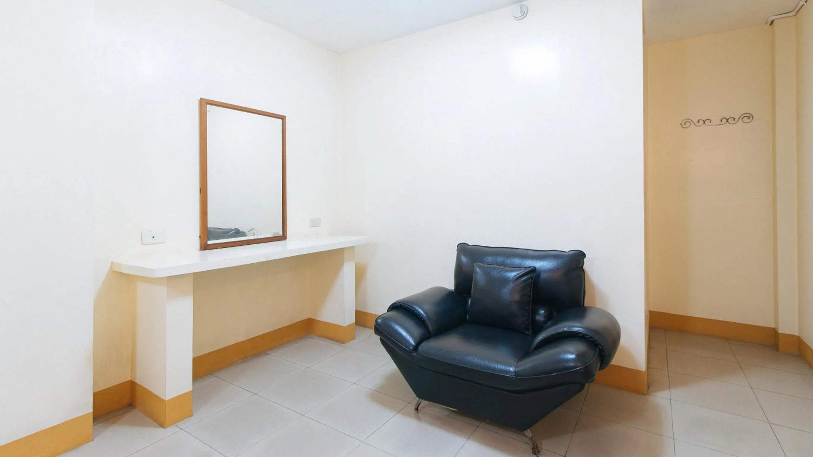 Seating area in RedDoorz @ Golden Park Inn La Union