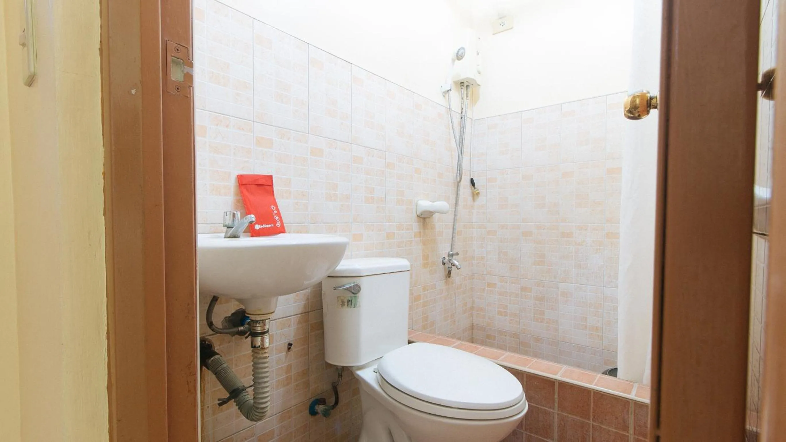 Shower in RedDoorz @ Golden Park Inn La Union