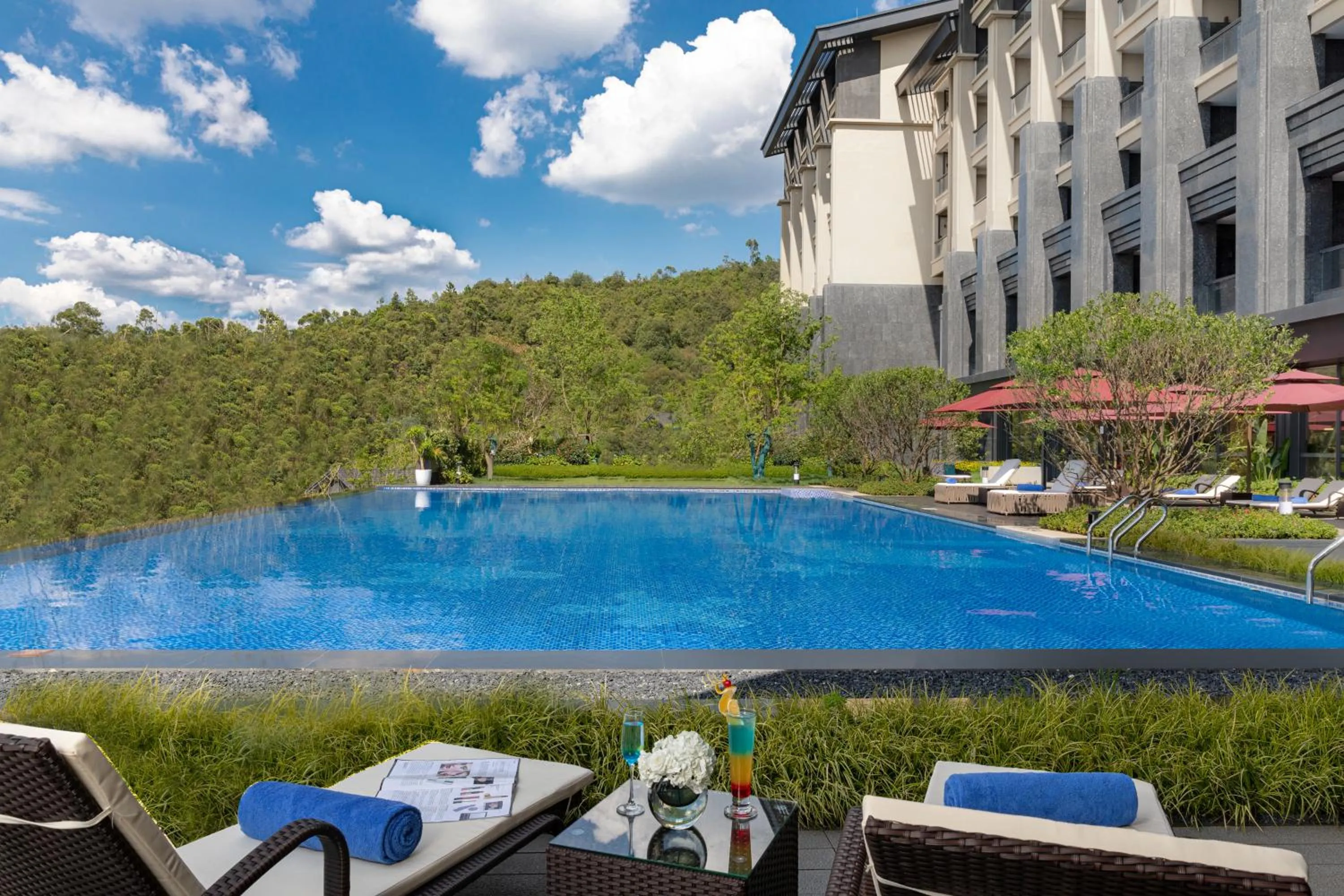 Swimming pool in Pullman Yuxi