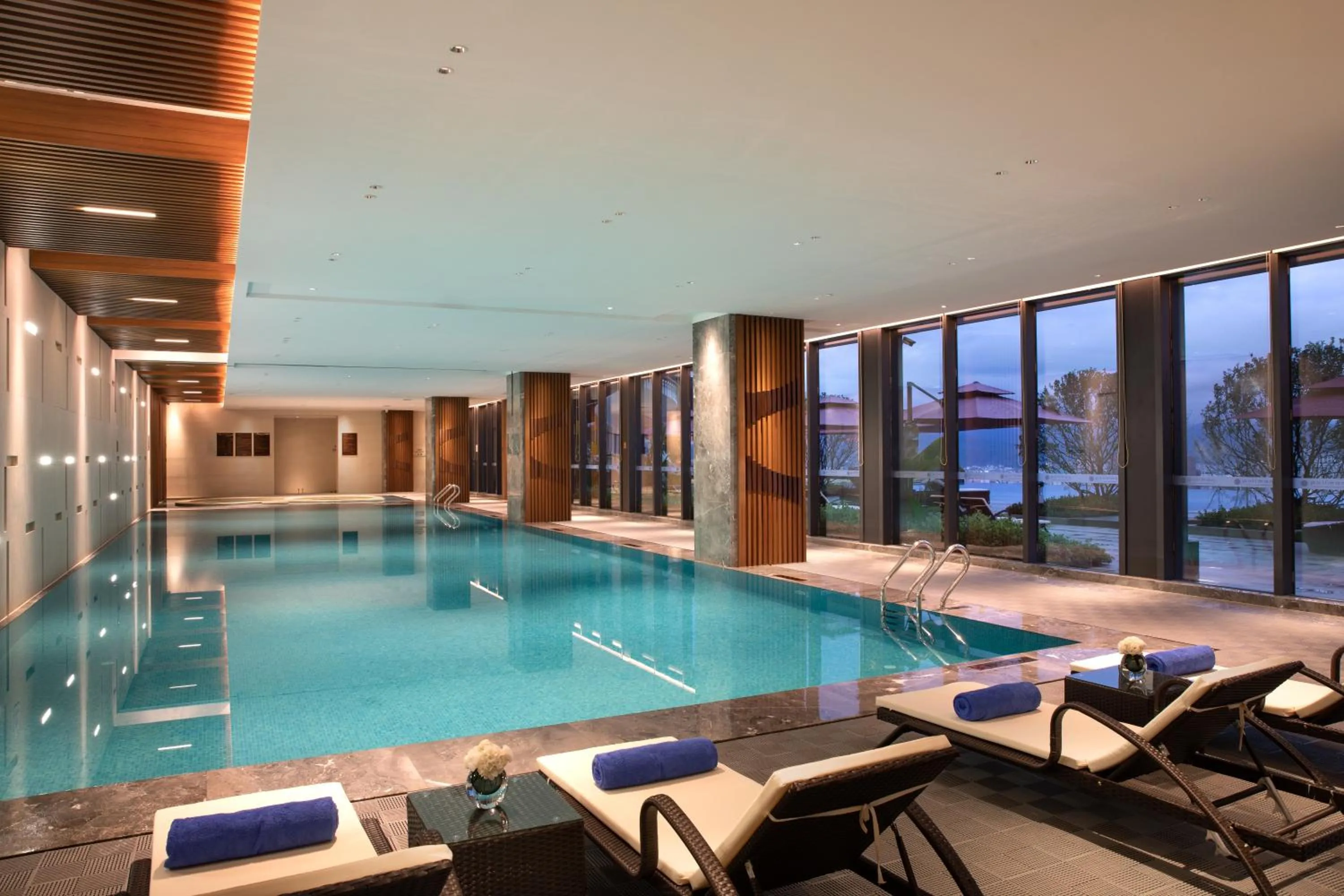 Swimming pool in Pullman Yuxi