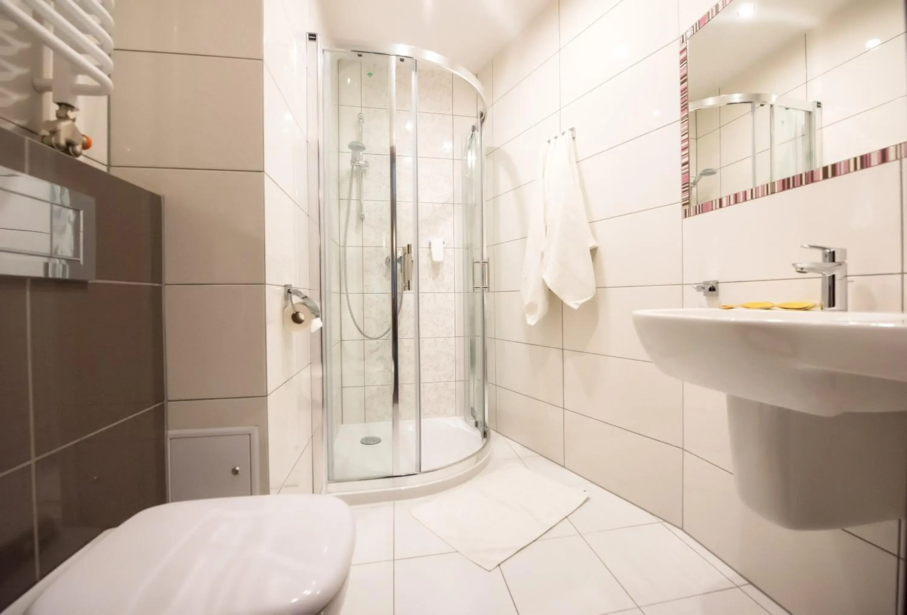 Shower, Bathroom in Hotel Kazimierz II