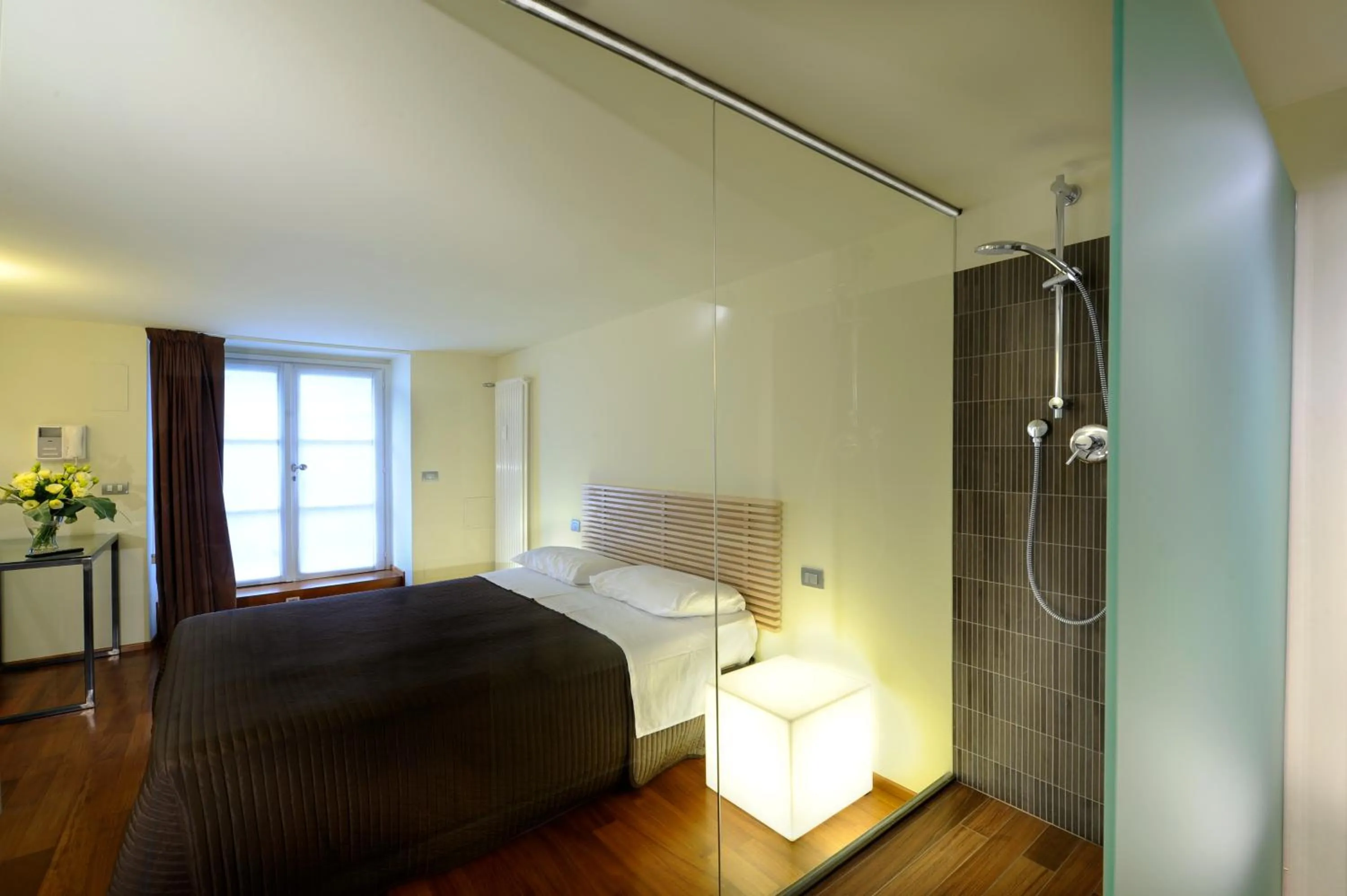 Shower, Bed in B&B Terres D'Aventure Suites
