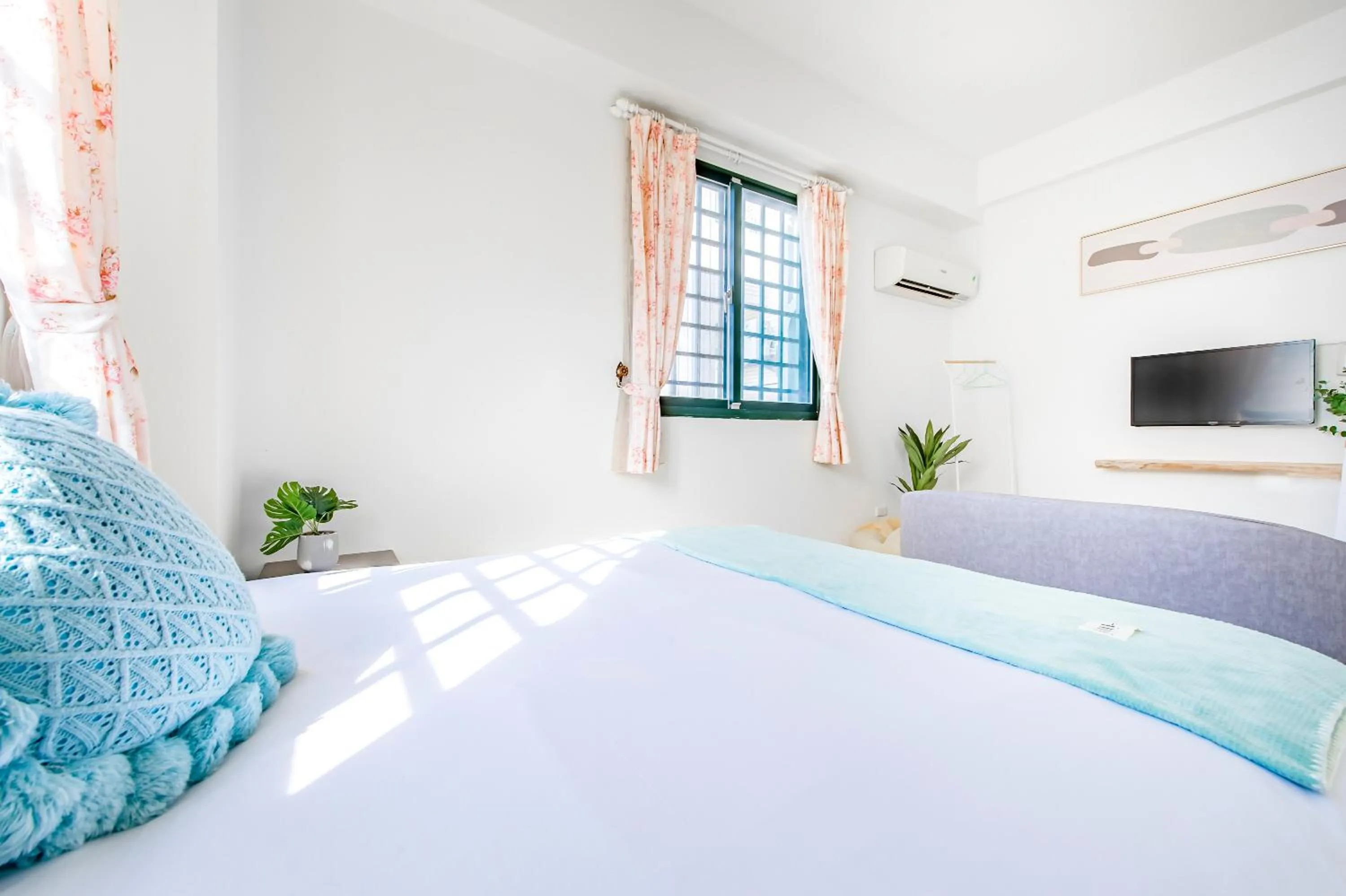 Photo of the whole room, Bed in Travel Road WuWu