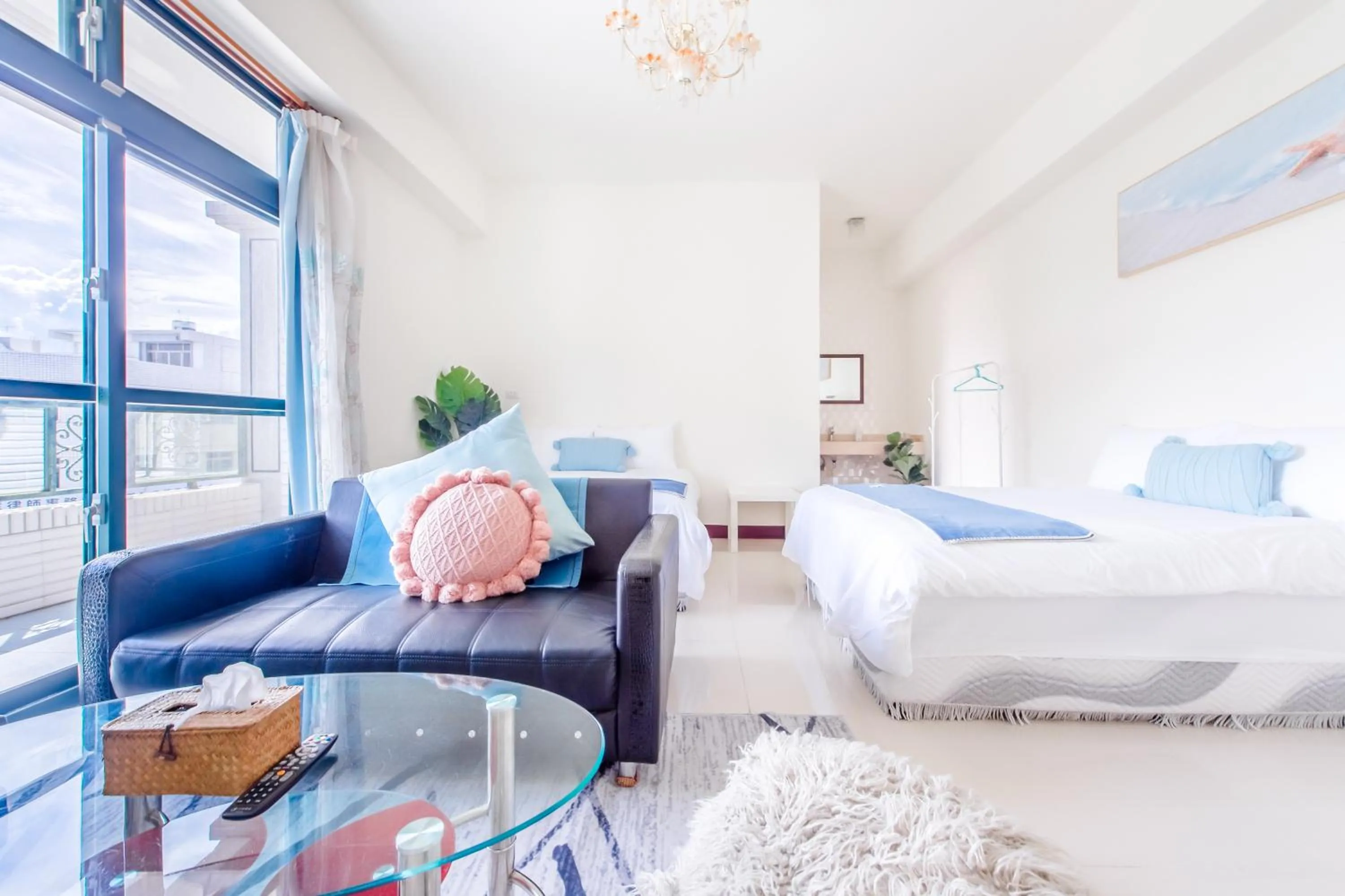 Photo of the whole room, Bed in Travel Road WuWu